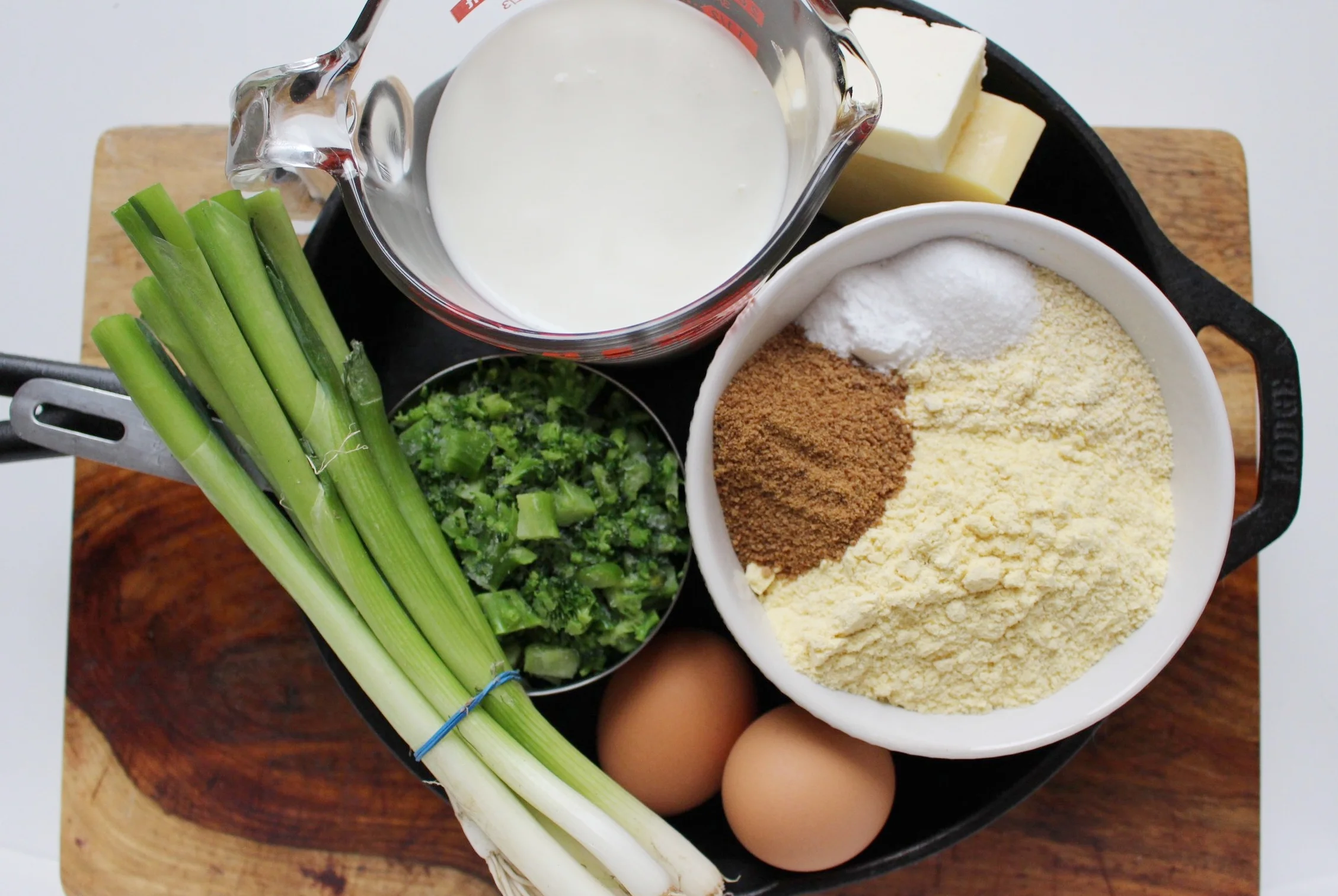 Broccoli and cheddar corn bread | Me & The Moose. Sneak in some more vegetables in your corn bread. #meandthemoose #cornbread #cornbreadrecipes #broccoliandcheddar #quickbread #hiddenveggies #sidedishes #toddlerrecipes