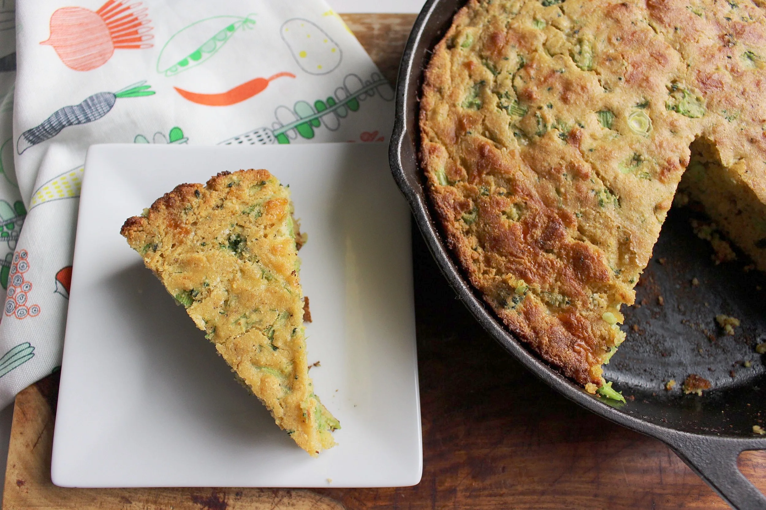 Broccoli and cheddar corn bread | Me & The Moose. Sneak in some more vegetables in your corn bread. #meandthemoose #cornbread #cornbreadrecipes #broccoliandcheddar #quickbread #hiddenveggies #sidedishes #toddlerrecipes