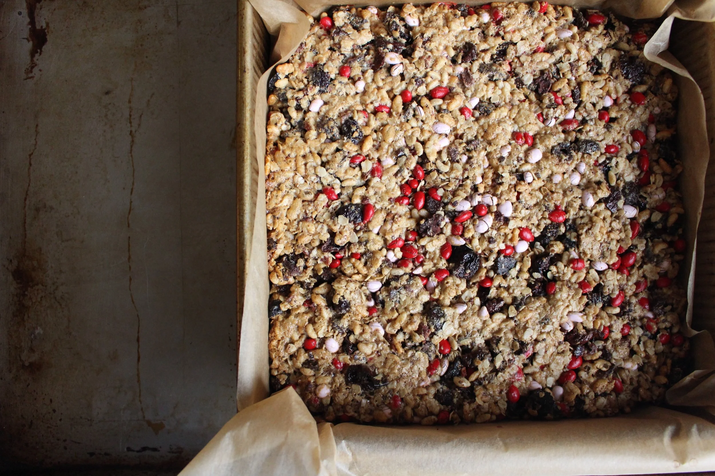 Healthy strawberry and cherry granola bar | Me & The Moose. These chewy granola bars are a mixup of granola bars, oatmeal cookies, and rice krispy treats, but healthier and more filling than any of the traditional ones. #meandthemoose #granolabarrecipes #nutfree #glutenfree #naturalsugar #granolarecipes #granolabarrecipes #snacks #snackrecipes