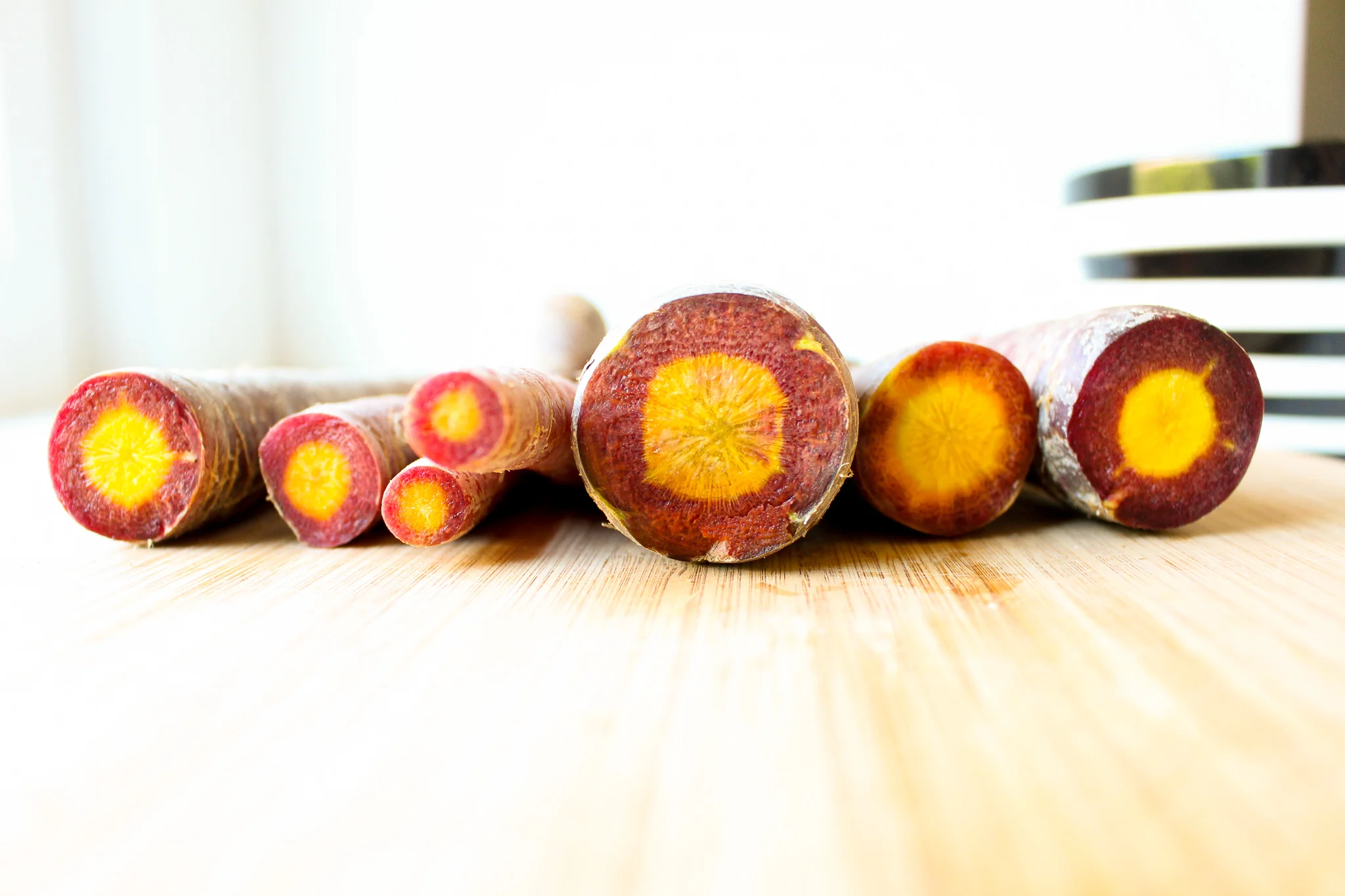 Purple carrot soup with za’atar | Me & The Moose. This carrot soup is a warm, hearty, and healthy lunch or light dinner. #meandthemoose #carrotsoup #purplecarrots #za’atar #glutenfree #vegan