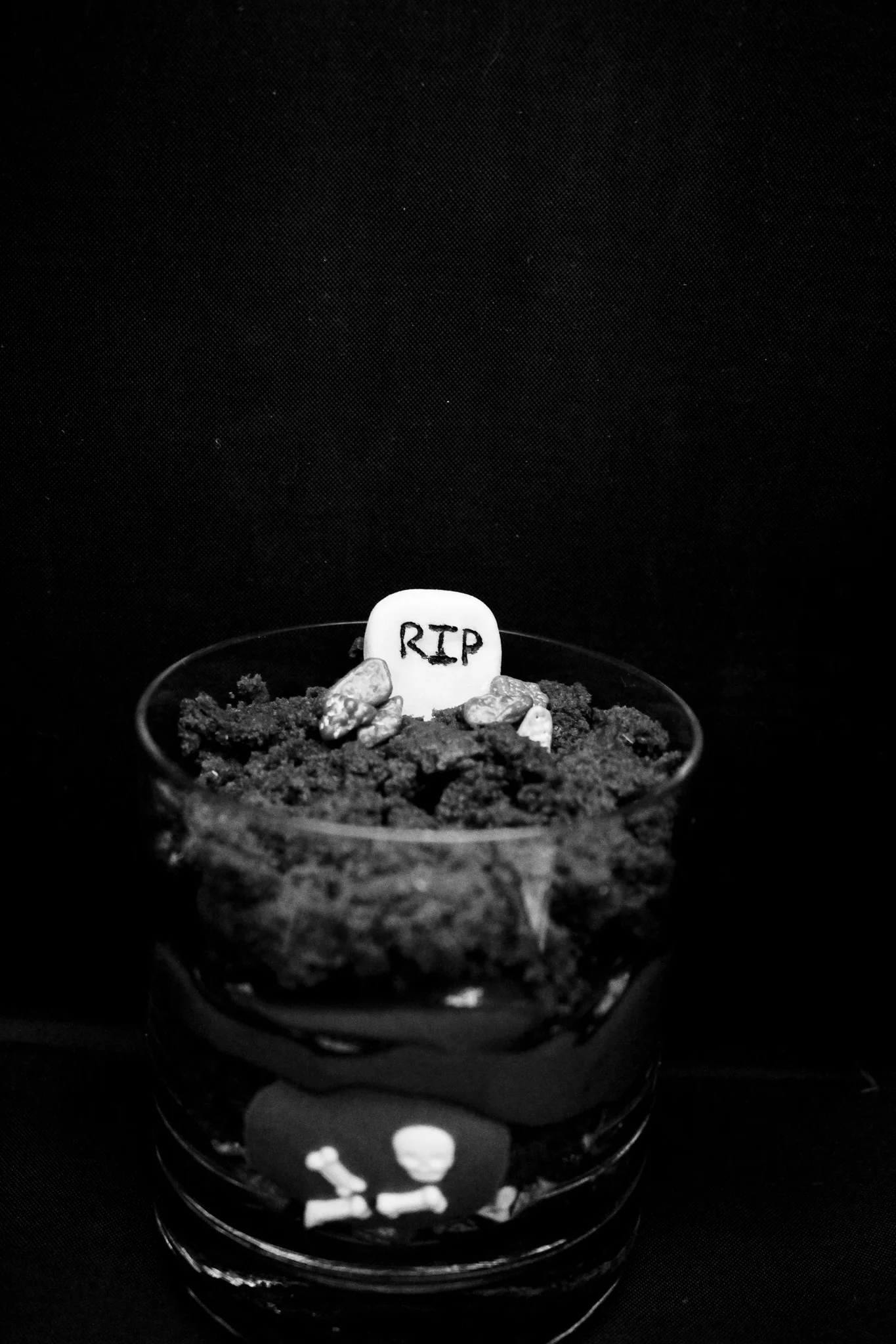 Seed butter graveyards | Me & The Moose. This spooky take on worms and dirt have chocolate candy skeletons, graves, and various types of dirt for your Halloween treats. #meandthemoose #halloween #veganoption #glutenfreeoption #dairyfreeoption #nutfreeoption #graveyards #wormsanddirt