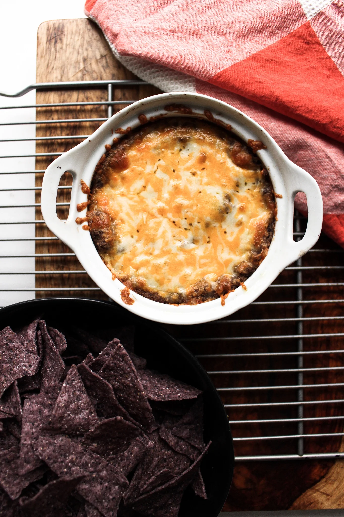 Black bean dip | Me & The Moose. This quick dip can go in tacos, quesadillas, and nachos for a hearty and fast meatless meal. And who doesn’t love dip for dinner? #meandthemoose #meatlessmonday #vegetarian #blackbeans #texmex #dip #dinner #lunch #lunchbox