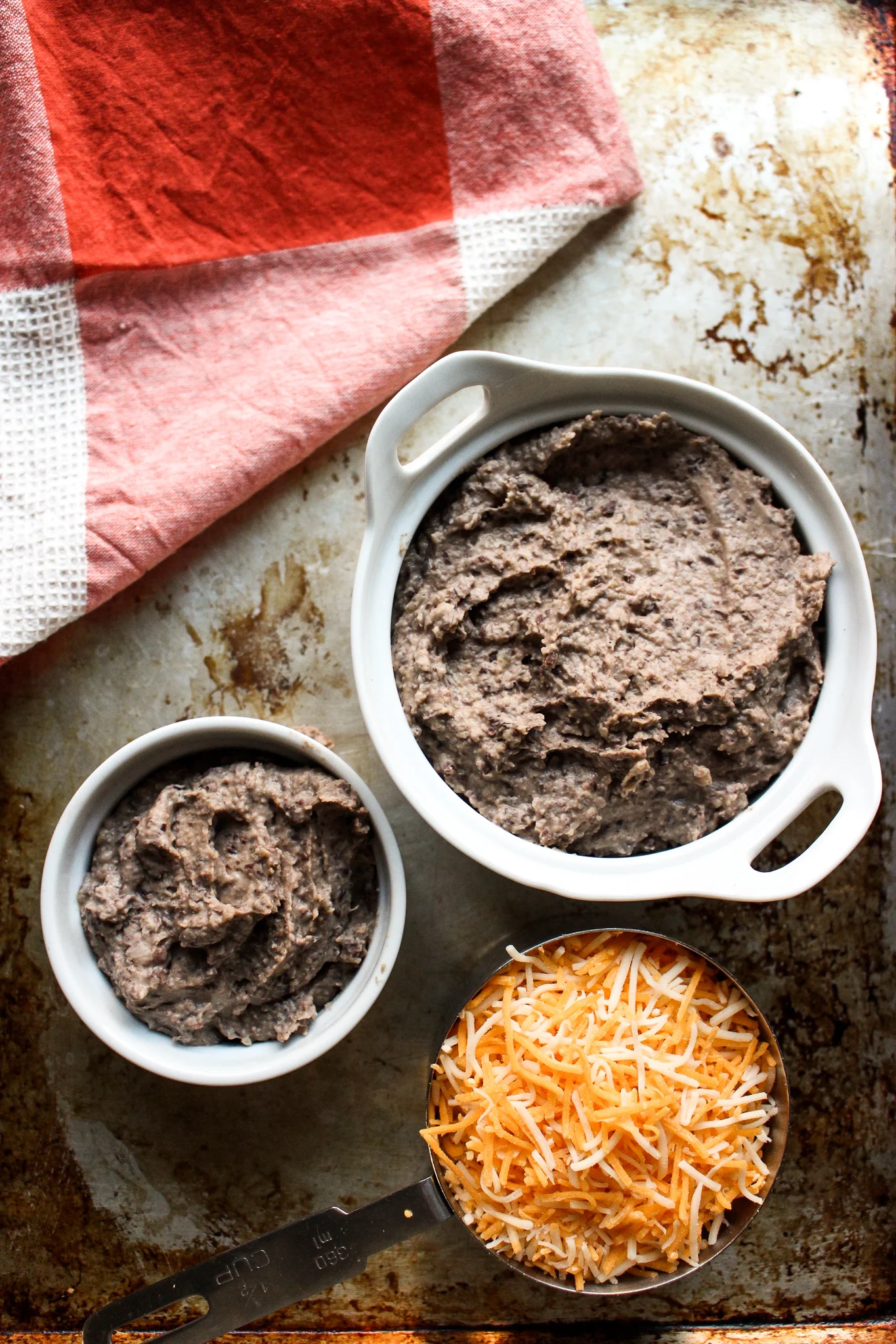 Black bean dip | Me & The Moose. This quick dip can go in tacos, quesadillas, and nachos for a hearty and fast meatless meal. And who doesn’t love dip for dinner? #meandthemoose #meatlessmonday #vegetarian #blackbeans #texmex #dip #dinner #lunch #lunchbox