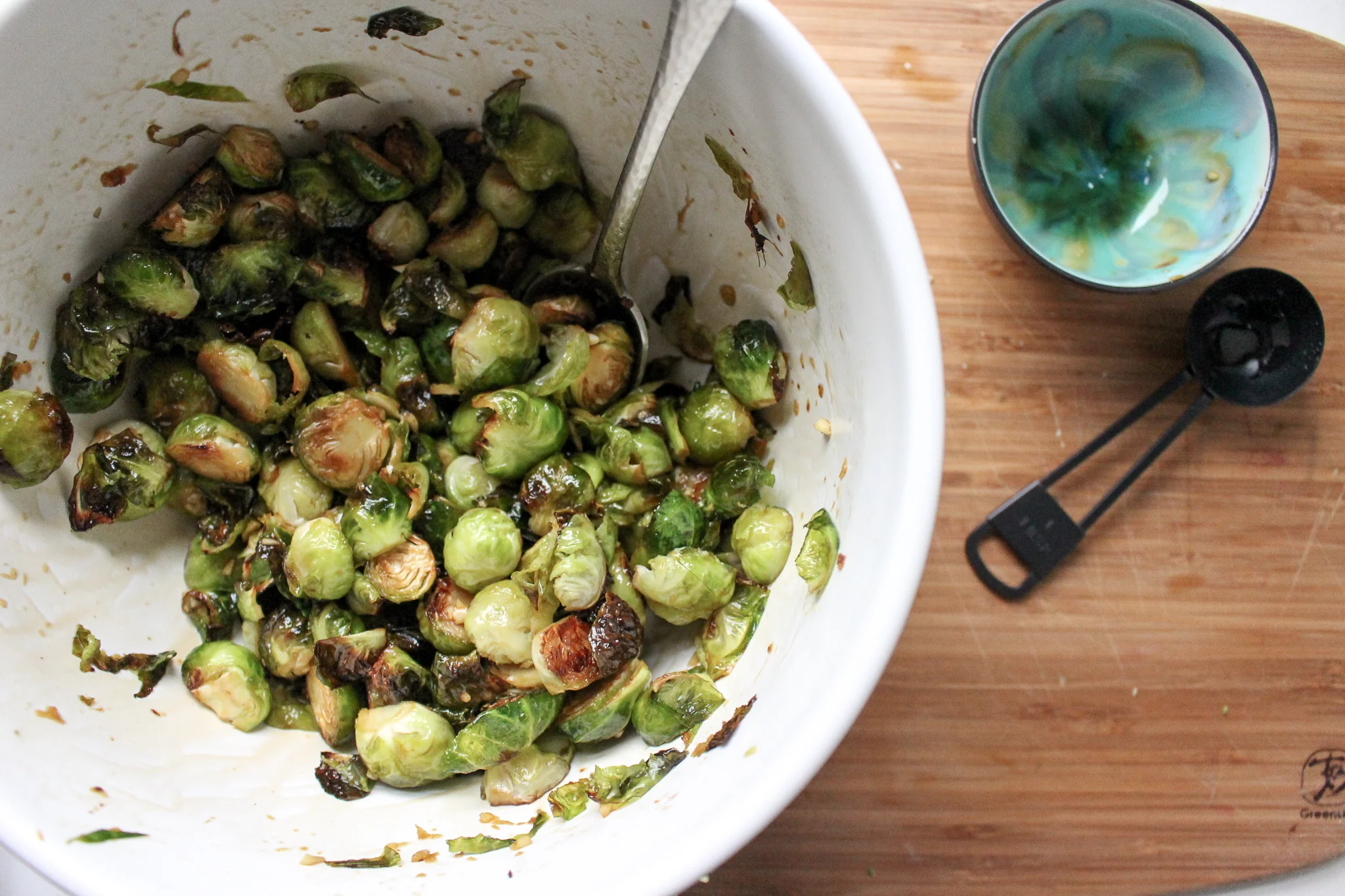 Sesame roasted brussels sprouts | Me & The Moose. These Brussels sprouts are crunchy, garlicky, sweet, and salty and a great way to get your kids to eat veggies. #brusselssprouts #roasting #sidedish #kidseatvegetables
