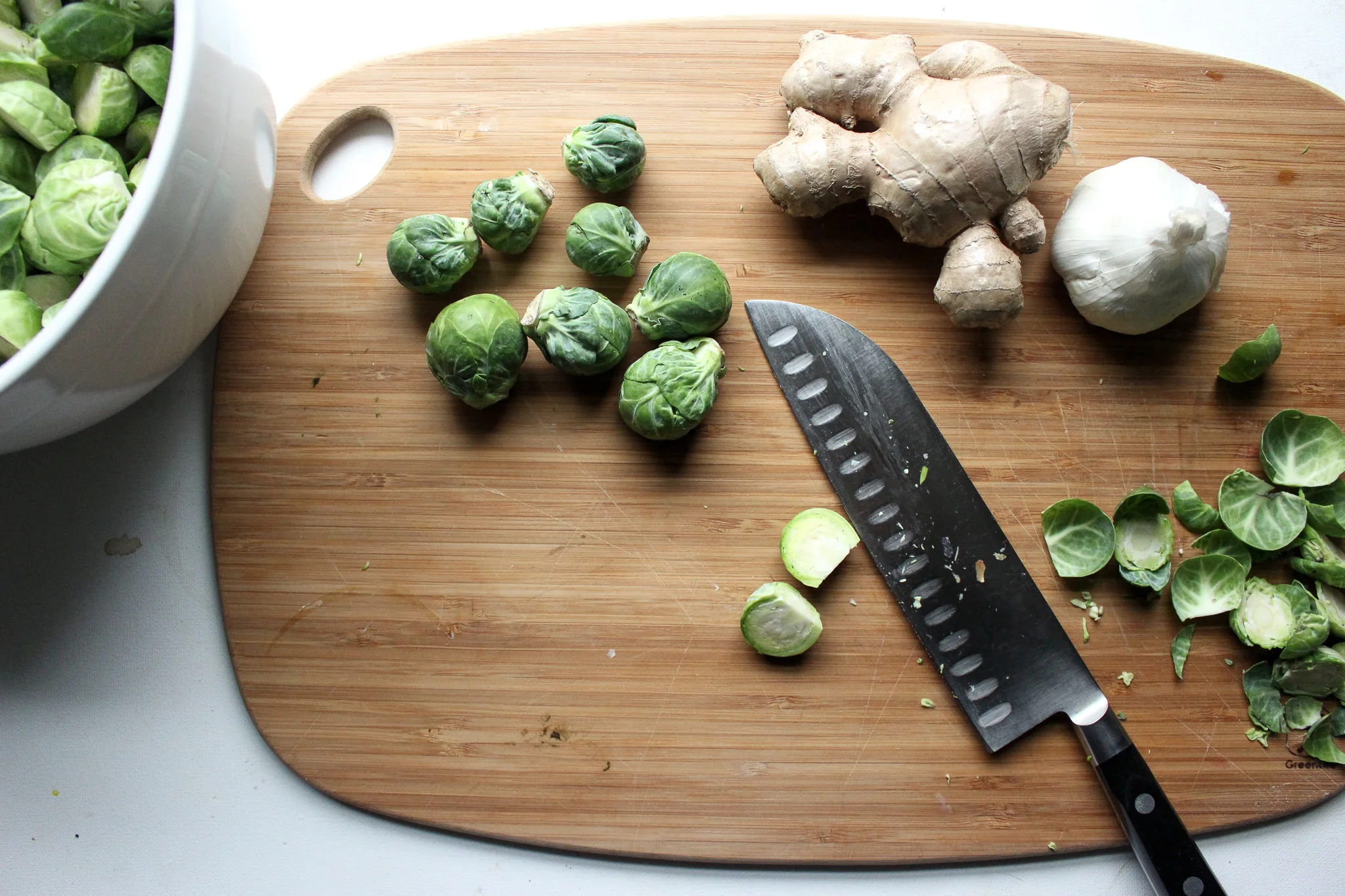 Sesame roasted brussels sprouts | Me & The Moose. These Brussels sprouts are crunchy, garlicky, sweet, and salty and a great way to get your kids to eat veggies. #brusselssprouts #roasting #sidedish #kidseatvegetables