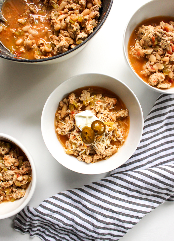 White bean chicken chili | Me & The Moose. This easy, fast, cheap, and healthy meal also happens to be gluten and dairy free and a crowd pleaser for game day or a weekday. #meandthemoose #quickdinner #dinner #dinnerrecipes #glutenfreerecipes #dairyfreerecipes #chili #chilirecipes #gamedayrecipes