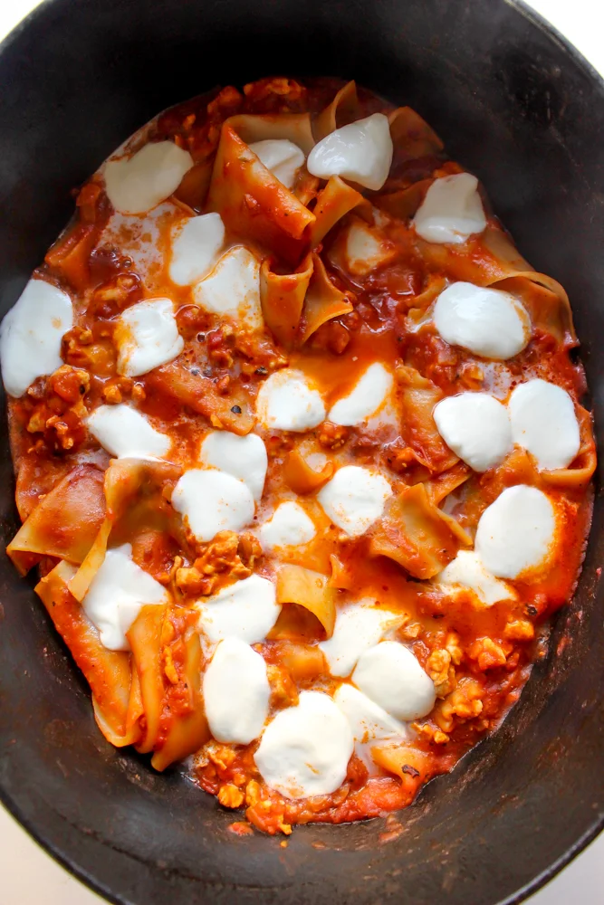 Stovetop turkey lasagna | Me & The Moose. This one-pot meal is the fastest, easiest route to cheesy pasta that will comfort anyone in these cold, dark months. #meandthemoose #lasagna #stovetoplasagna #onepotmeals #easydinner #dinnerrecipes #dinner #onepotdinner #stovetop #cheese
