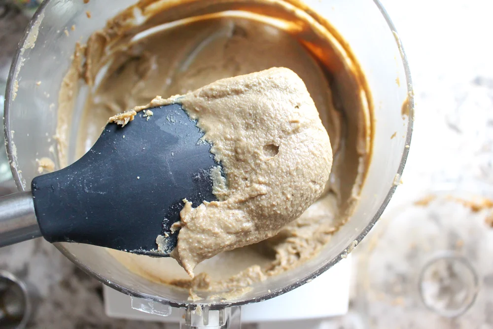 Sunflower seed butter | Me & The Moose. This homemade sunflower seed butter tastes so much better than store-bought and is fortified with flax and chia seeds. #meandthemoose #sunflowerseedbutter #lunchboxideas #lunch #lunchbox #sunflowerseedrecipes #sunflowerseedbutterrecipes #lunchboxrecipes #schoolsaferecipes #nutfreerecipes
