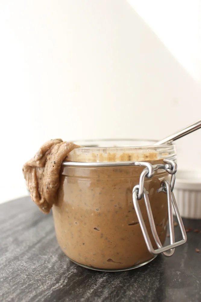 Sunflower seed butter | Me & The Moose. This homemade sunflower seed butter tastes so much better than store-bought and is fortified with flax and chia seeds. #meandthemoose #sunflowerseedbutter #lunchboxideas #lunch #lunchbox #sunflowerseedrecipes #sunflowerseedbutterrecipes #lunchboxrecipes #schoolsaferecipes #nutfreerecipes