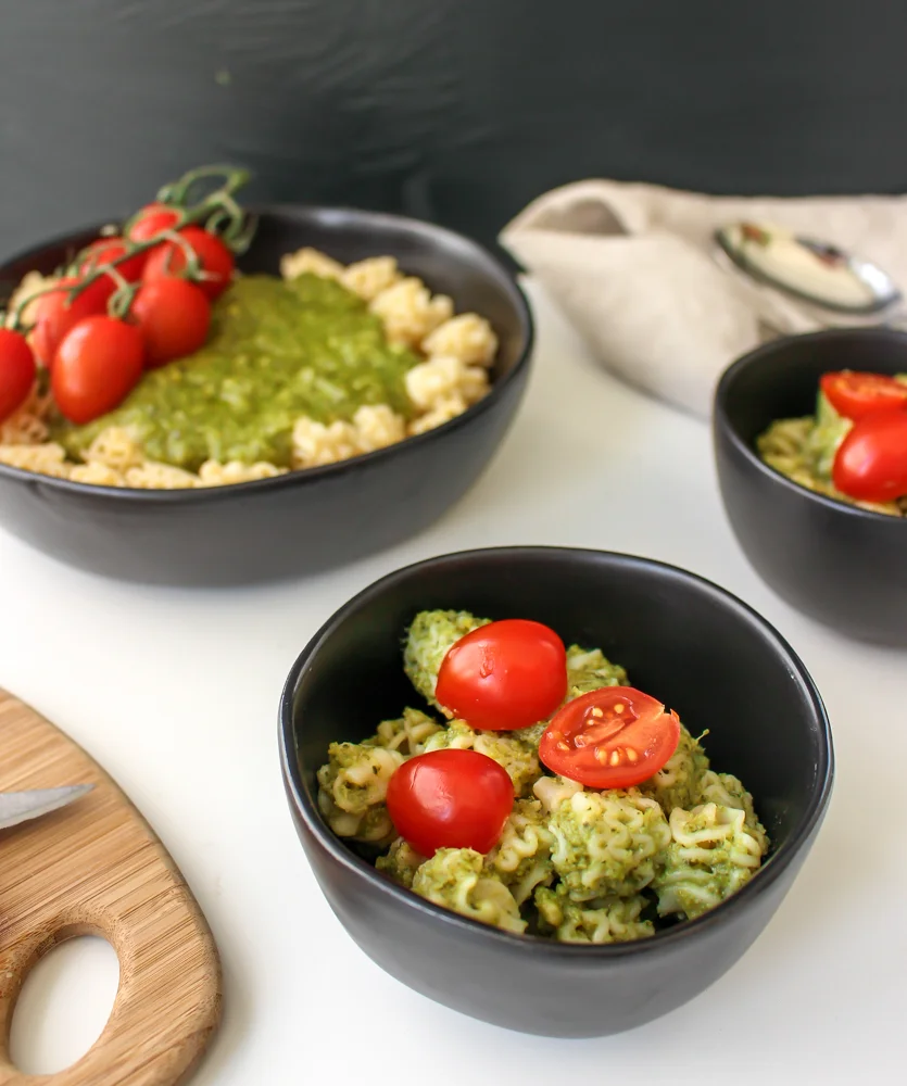 Kale mac and cheese | Me & The Moose. This vegged-up pasta sauce looks green and packs a nutritional punch, but tastes like cheese. #meandthemoose #macandcheese #kale #greensauce #kidfood #dinnerrecipes #vegetarianrecipes