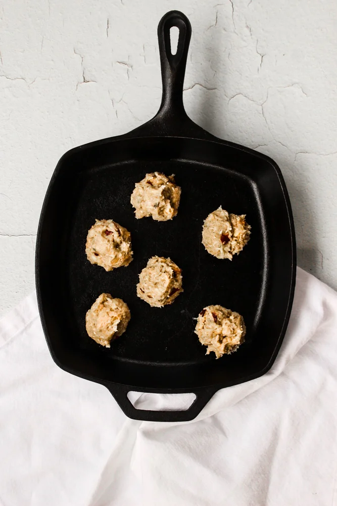 Chicken and apple breakfast sausages | Me & The Moose. These easy chicken and apple sausage patties are an easy batch bake that can deliciously simplify your mornings. #meandthemoose #breakfast #sausages #chickensausage #sage #healthybreakfastrecipes