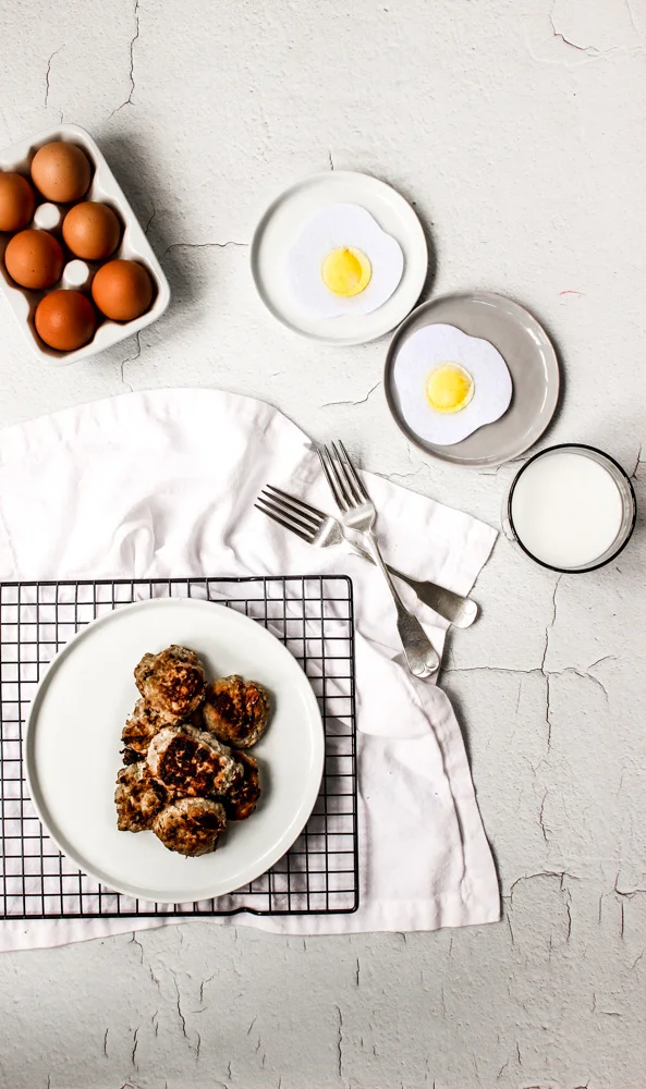 Chicken and apple breakfast sausages | Me & The Moose. These easy chicken and apple sausage patties are an easy batch bake that can deliciously simplify your mornings. #meandthemoose #breakfast #sausages #chickensausage #sage #healthybreakfastrecipes