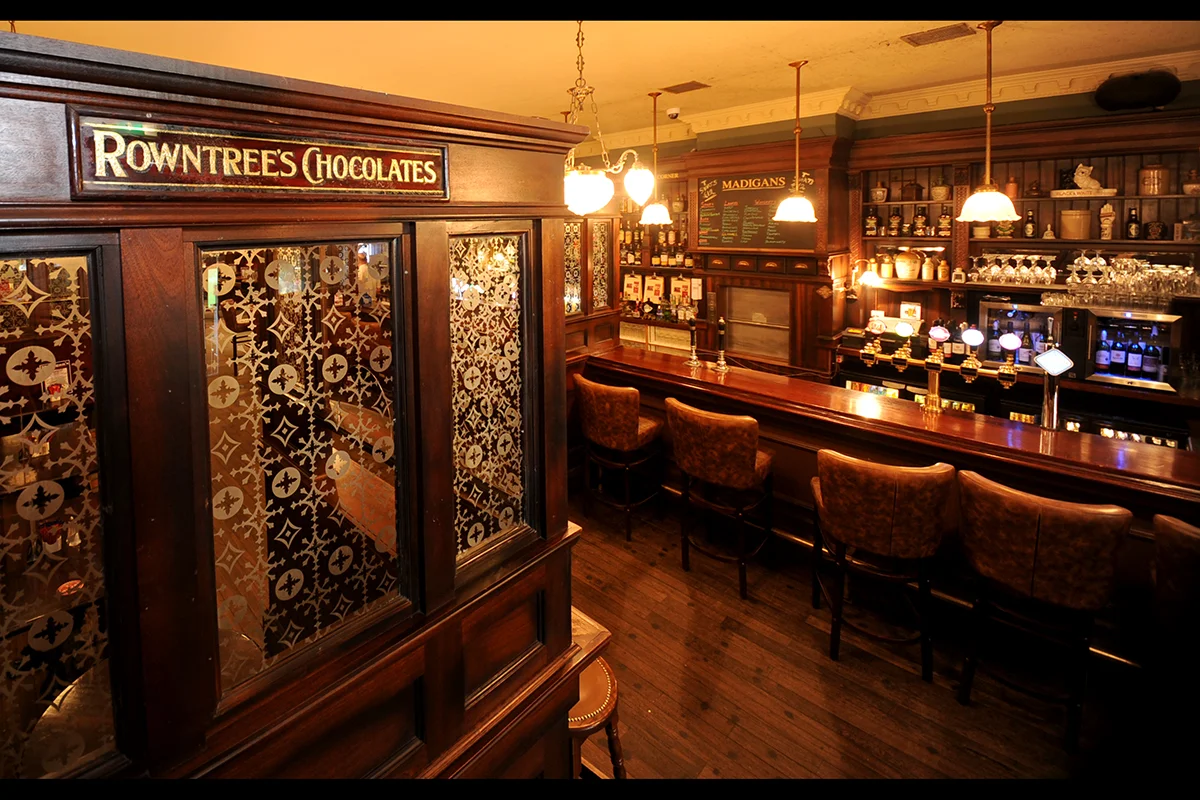 2 Madigans O' Connell Street (Interior Front Bar) © 2015 Mick Langan 003.jpg
