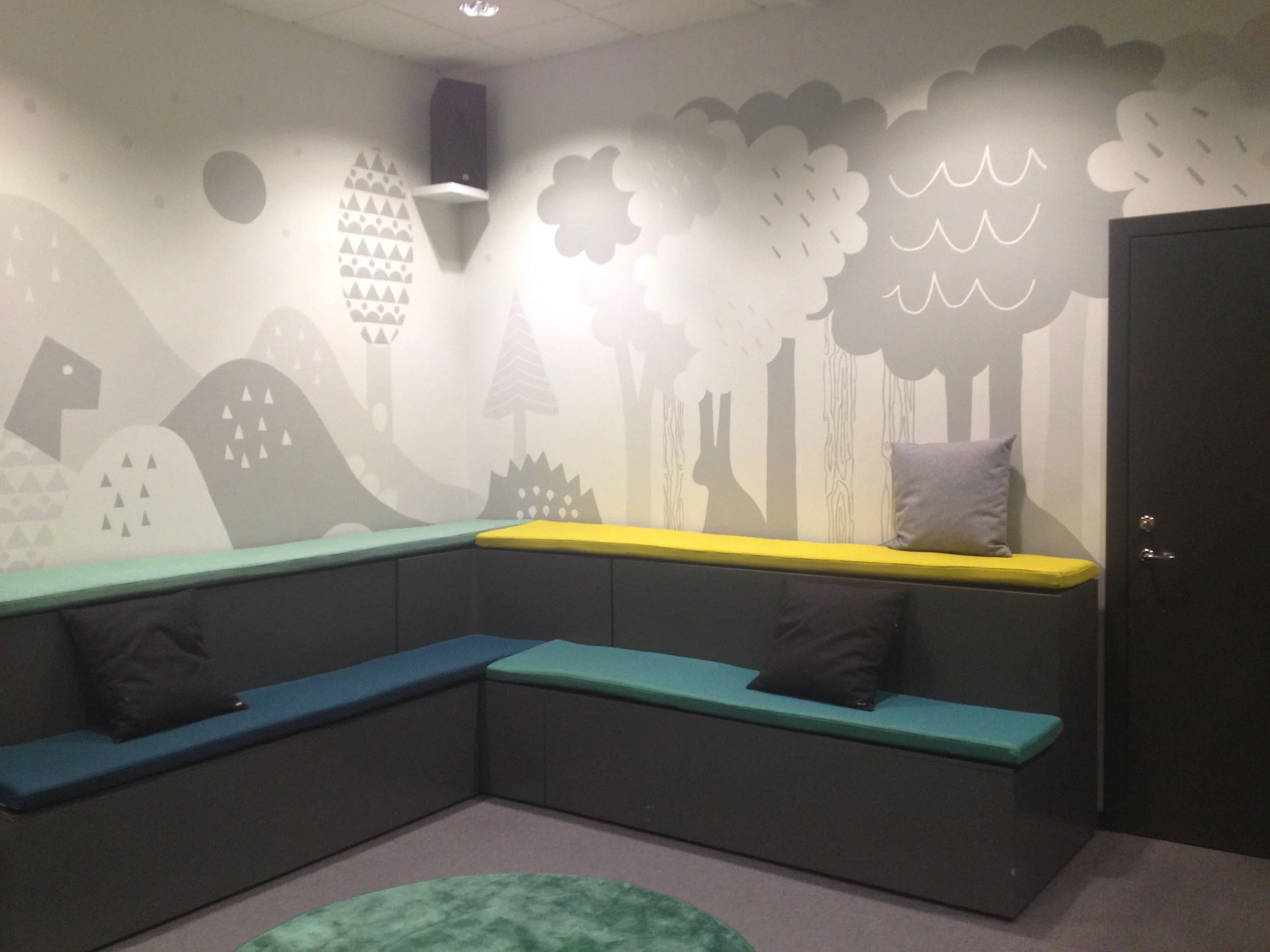  Väggmålning och sittdynor i gradäng 