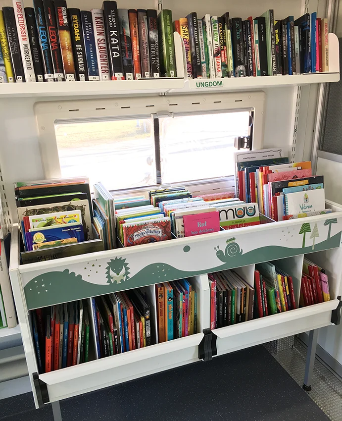  Barnens boktråg med vänner från skogen. 