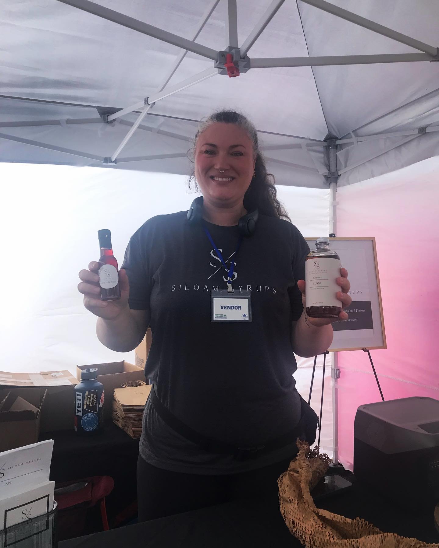 Dogwood Festival shenanigans 🤩👋😇🌈 Got my Sunny syrup and amazing free sample of Cracklin&rsquo; Rose strawberry syrup from Angela of @siloam_syrups 🌹😋 #localbusiness #siloamsyrups #dogwoodfestival2024 #siloamsprings