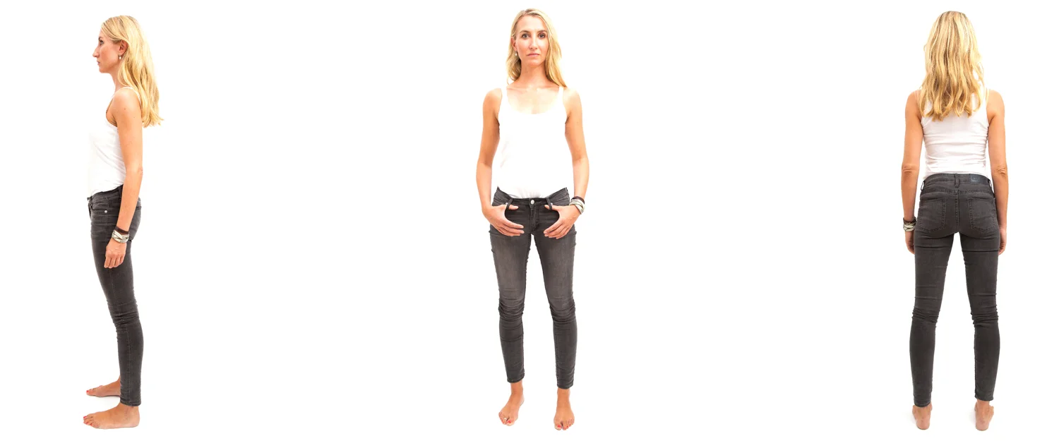Portrait eines blonden Models in Jeans und Shirt