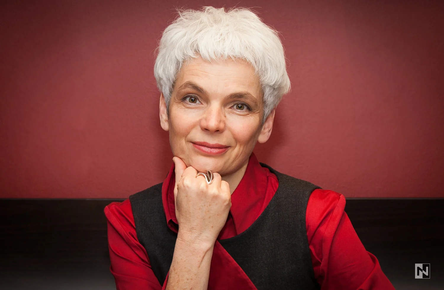 Business Photo vor einer roten Wand