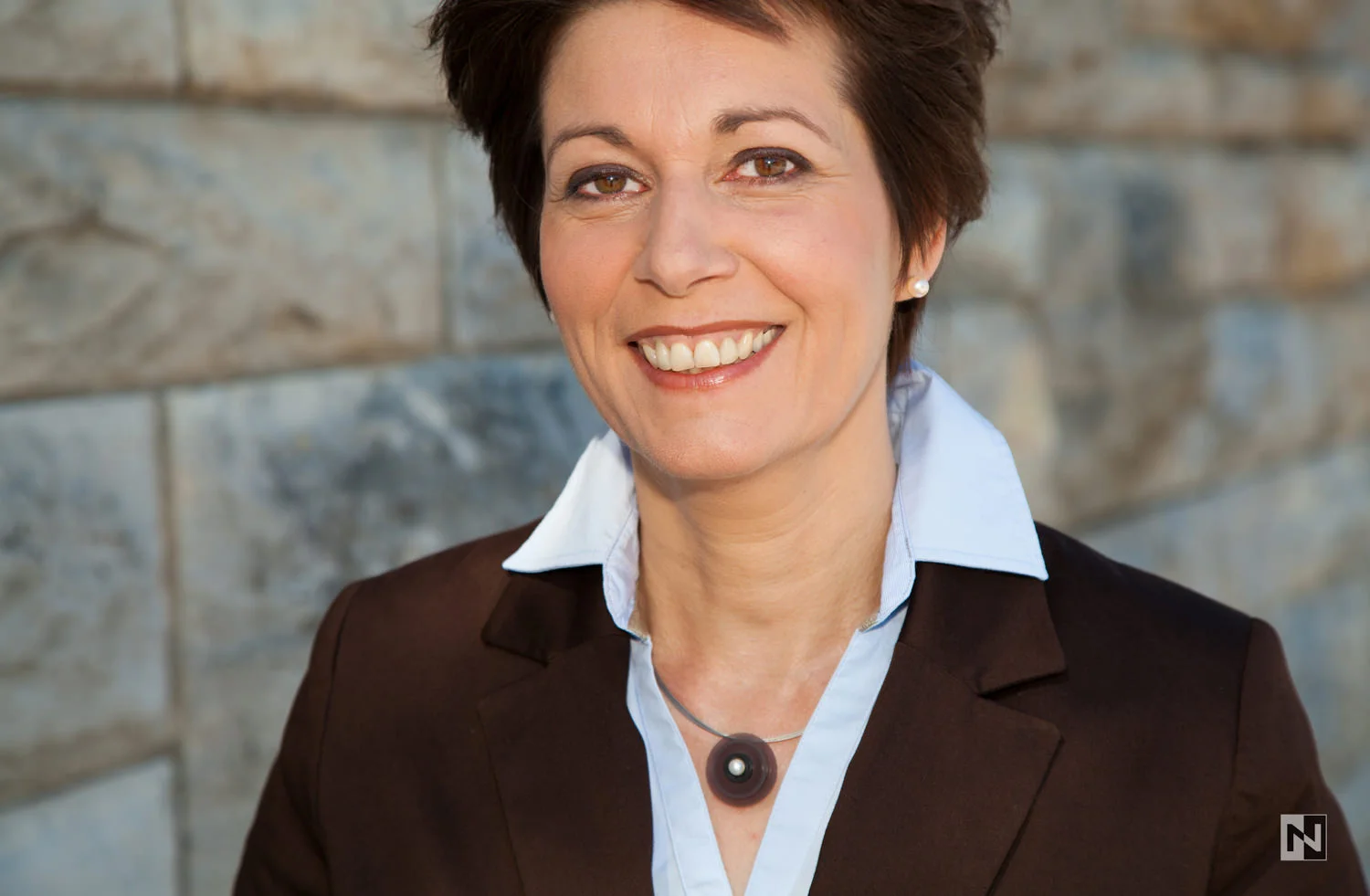 Business Portrait draussen vor einer Mauer