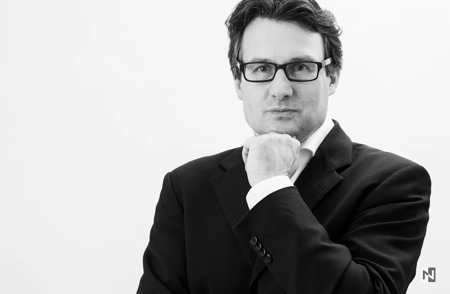 Selbstsicheres Portrait eines Manager im Fotostudio