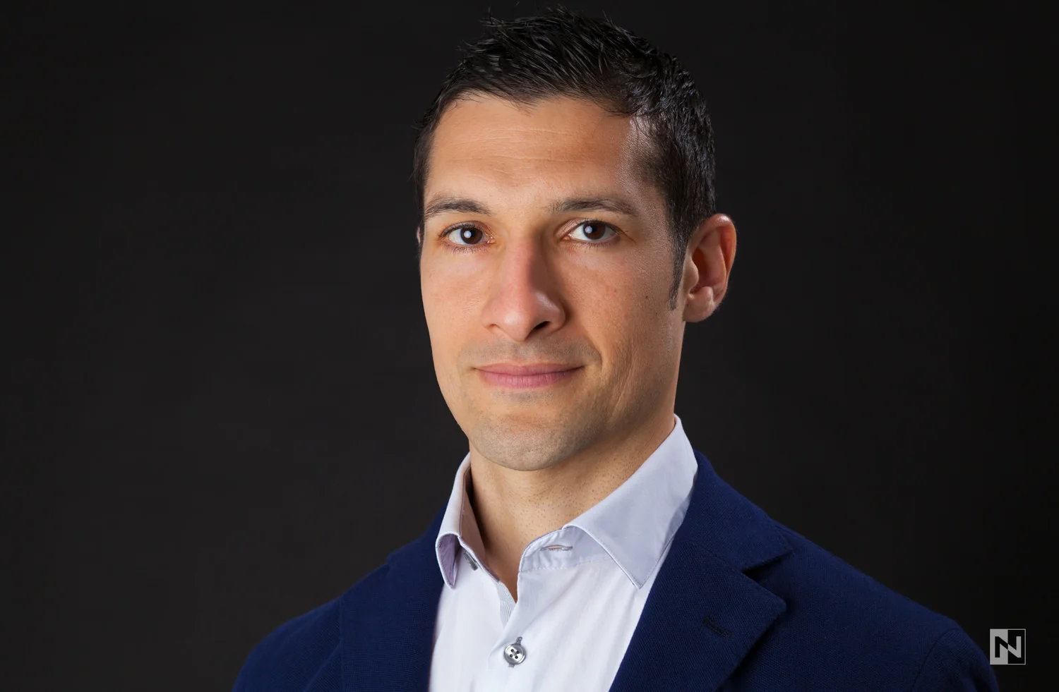 Business Photo im Fotostudio vor schwarzem Hintergrund