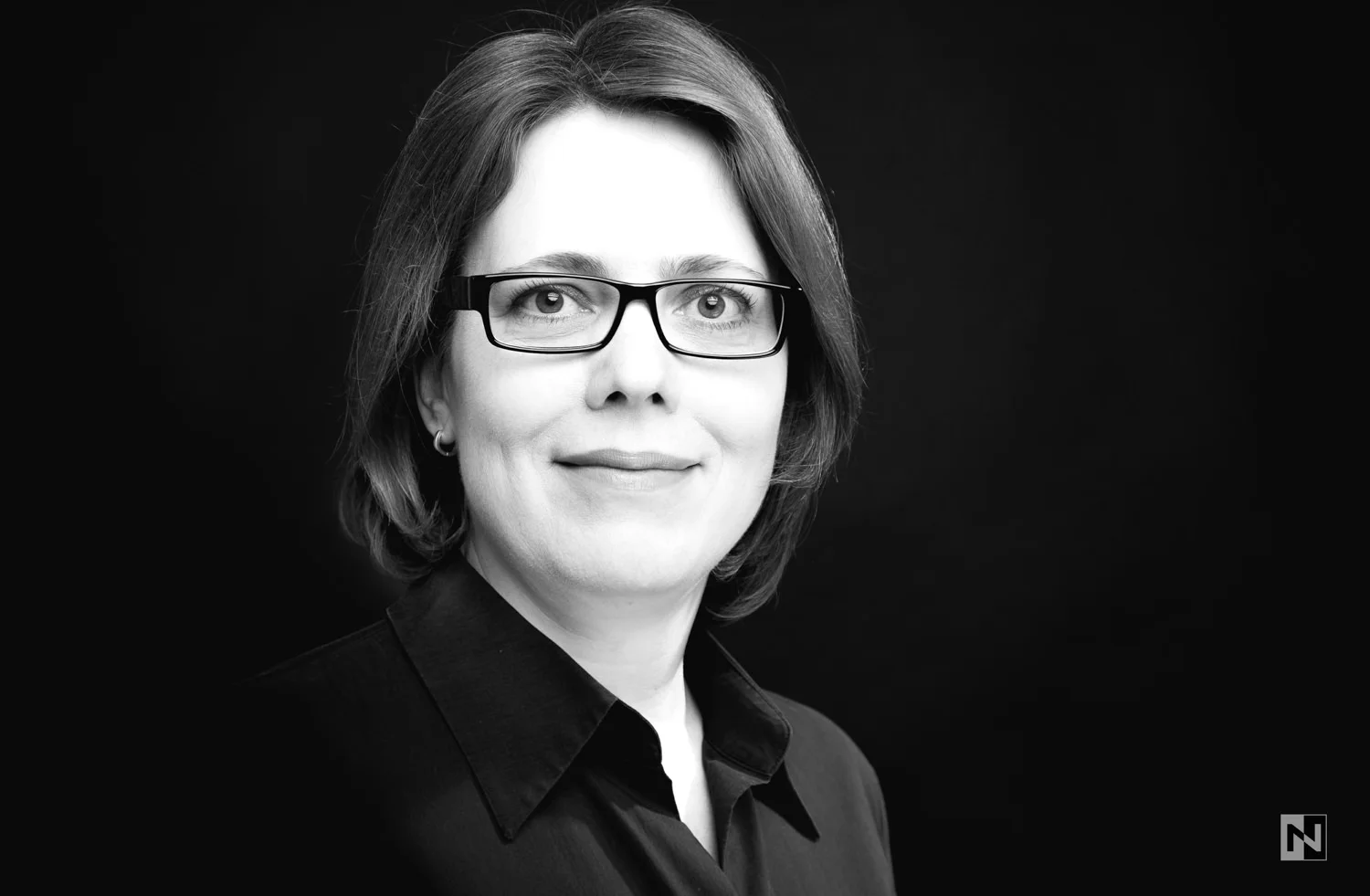 Schwarz-weisses Bewerbungsfoto einer Personalverantwortlichen