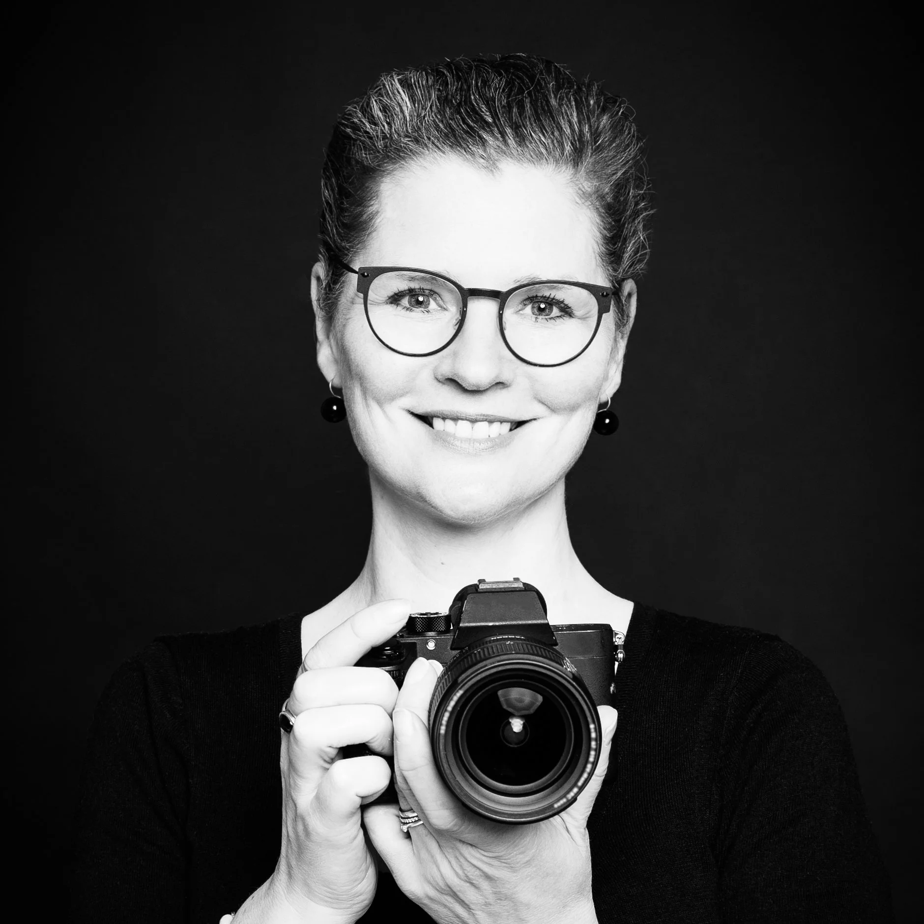 Die Fotografin Helen Nicolai mit ihrer Kamera in den Händen