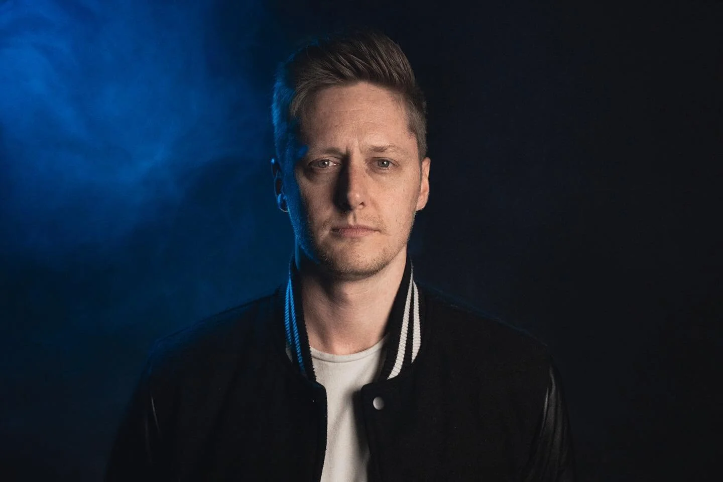 When you&rsquo;re trying to look hard for your new single&rsquo;s photo shoot but then your mom pops in and tells you you have to get one that shows off your nice smile so she can send it to nana 😁