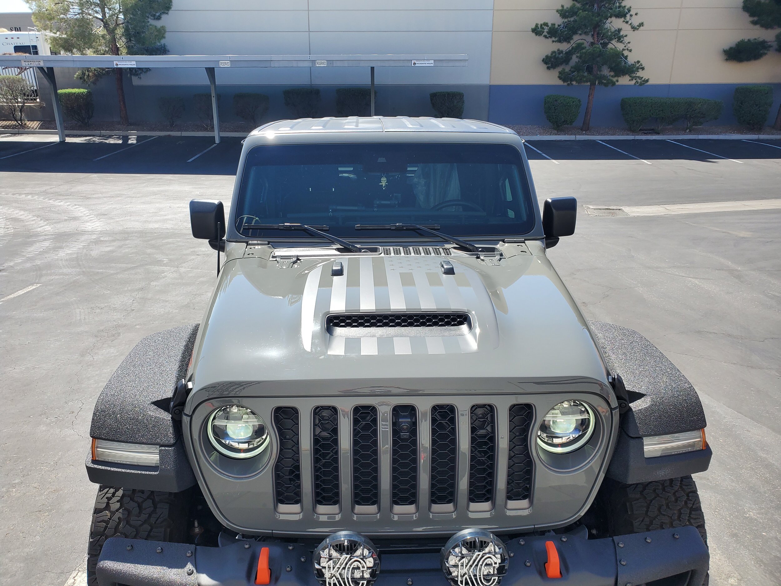 Jeep Gladiator Mojave - American Flag Hood Decal