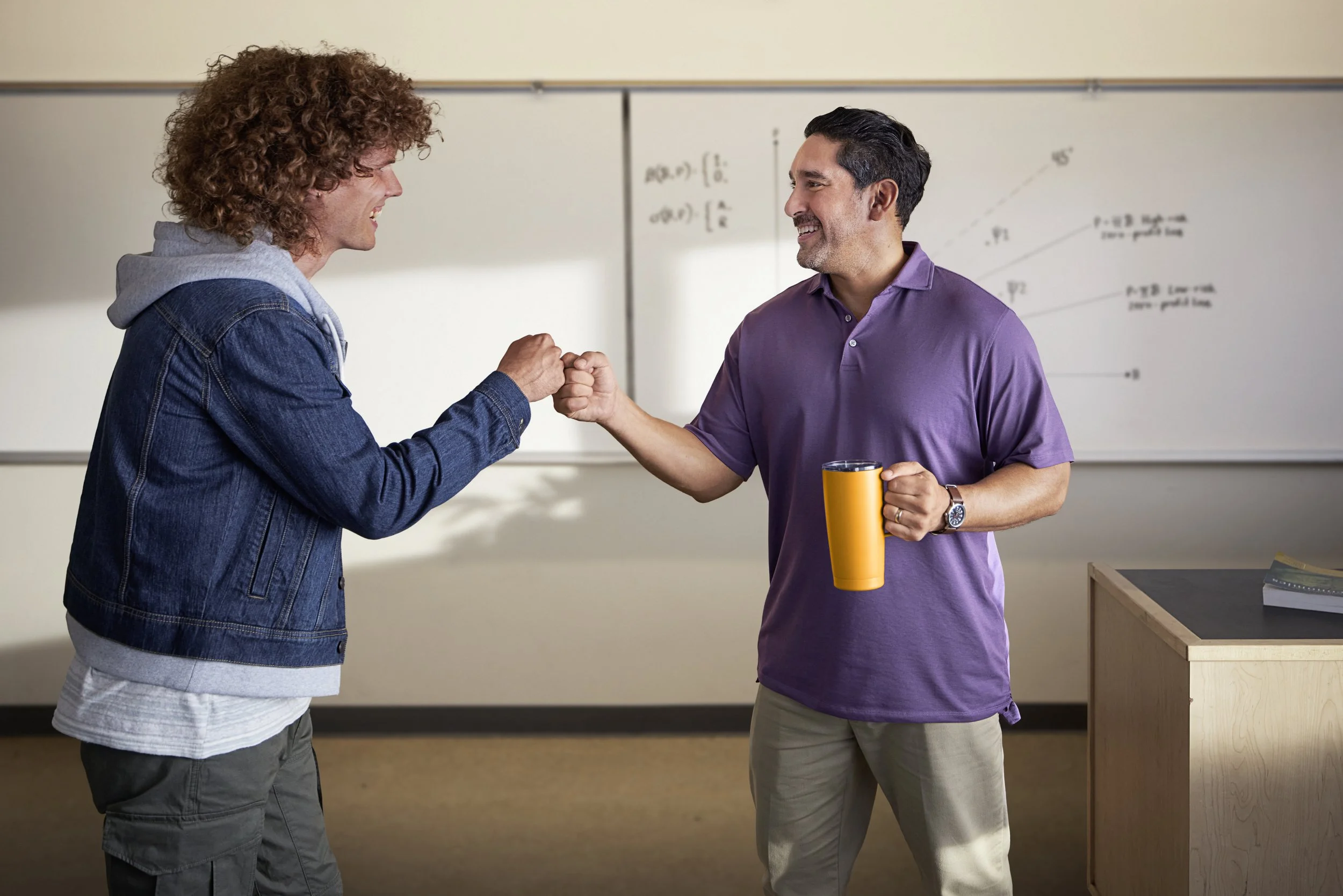 P00112234_19_CLASSROOM_FIST_BUMP_2406_V2.1_RGB_HR.jpg