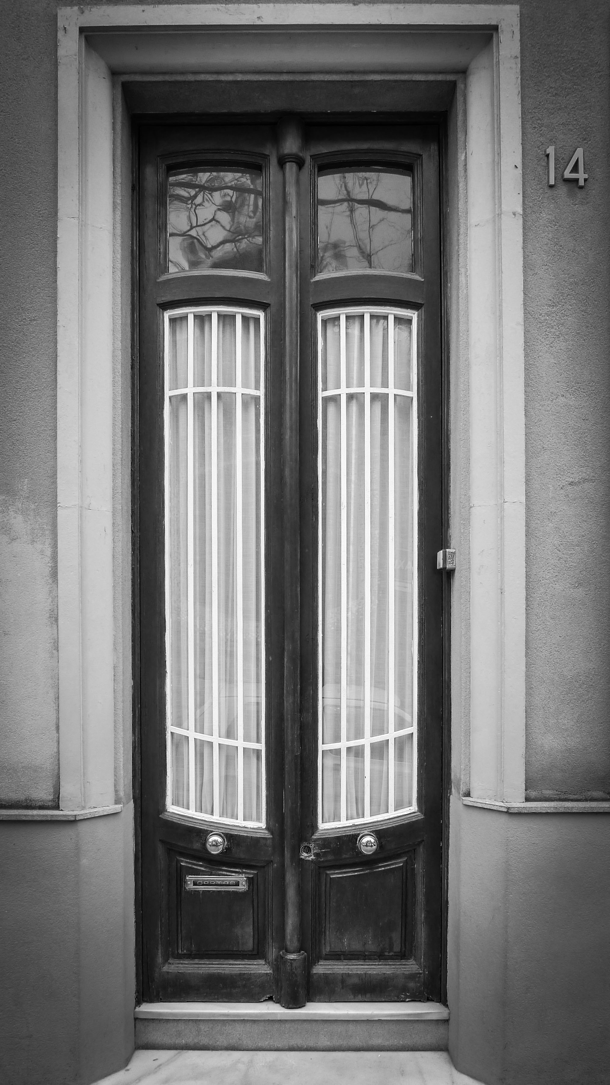 barcelona_door_bw2.jpg