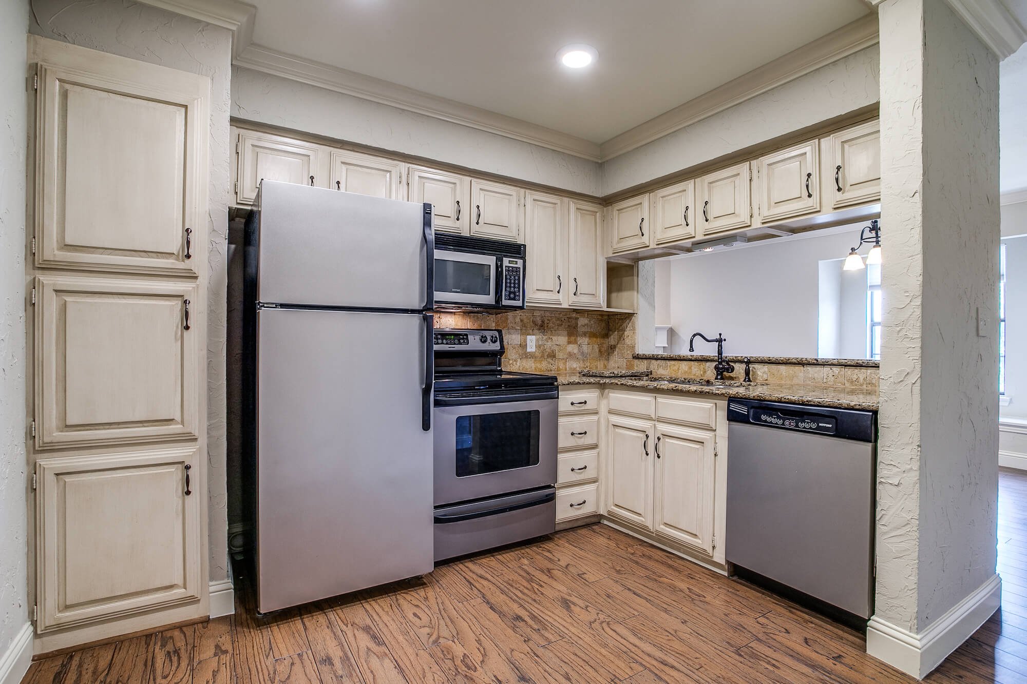 5200-martel-ave-unit-3f-dallas-tx-75206-High-Res-5.jpg