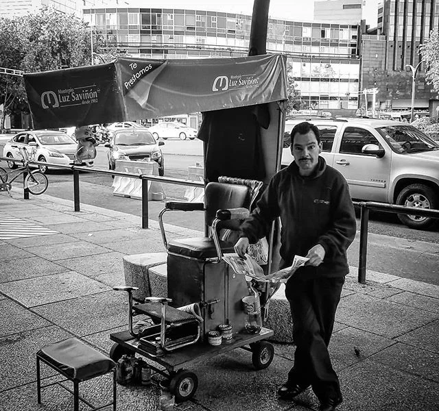 Shoe shine on Paseo de la Reforma. 
Mi d&iacute;a de fotograf&iacute;a callejera.
.
.
.
.
.

#blackandwhitephotography #bnw  #blackandwhitehumans #blackandwhite #blacknwhite #blackandwhitephoto #bnw_society #bnwphotography #bnw_captures #blackandwhit