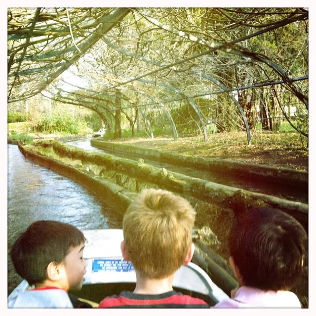 The boatride in the Jardin d'Acclimation was awesome. Kids in the front, adults making out in the back...