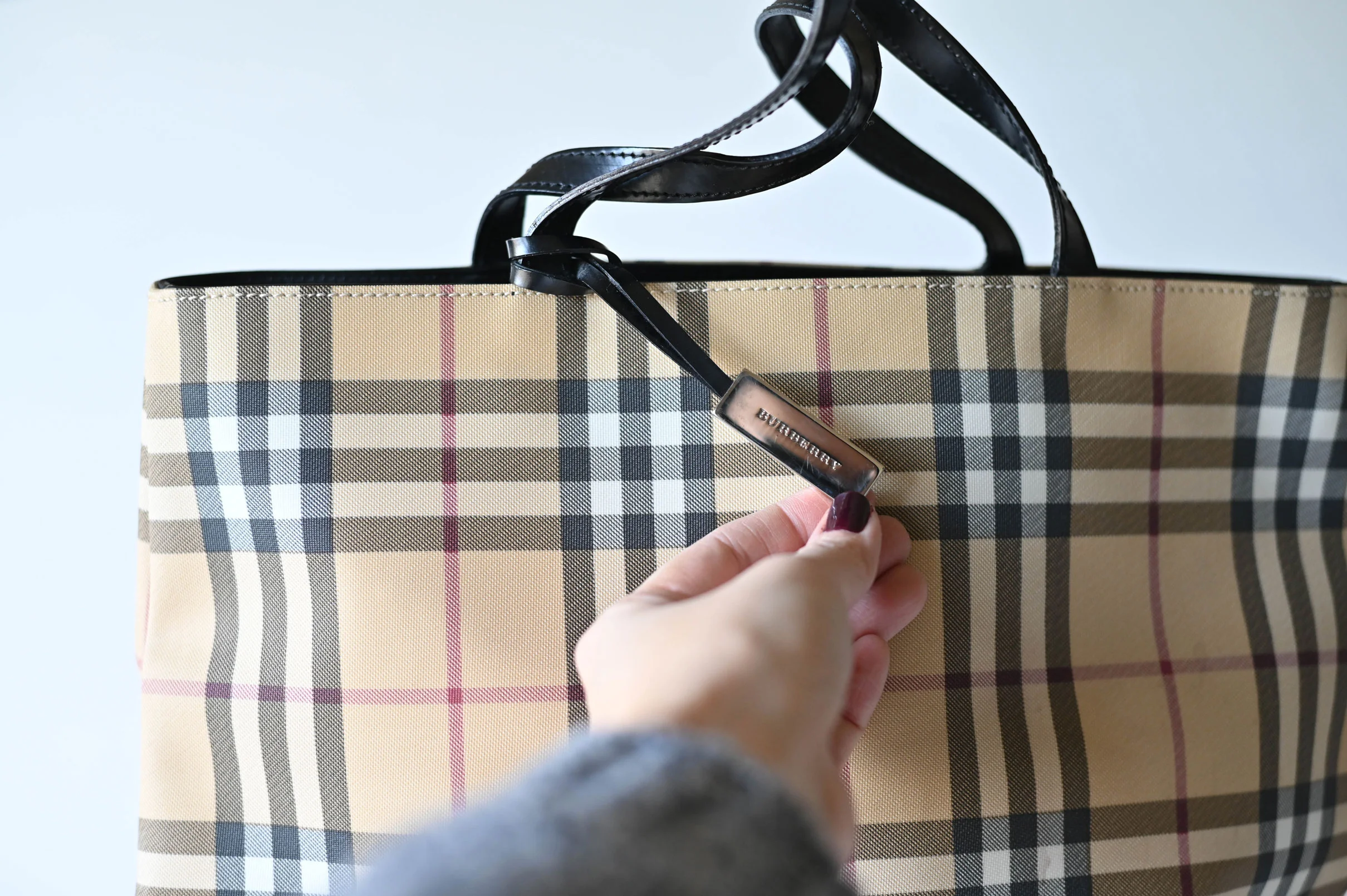 Burberry-Tote-(3-of-5)-low-res.jpg