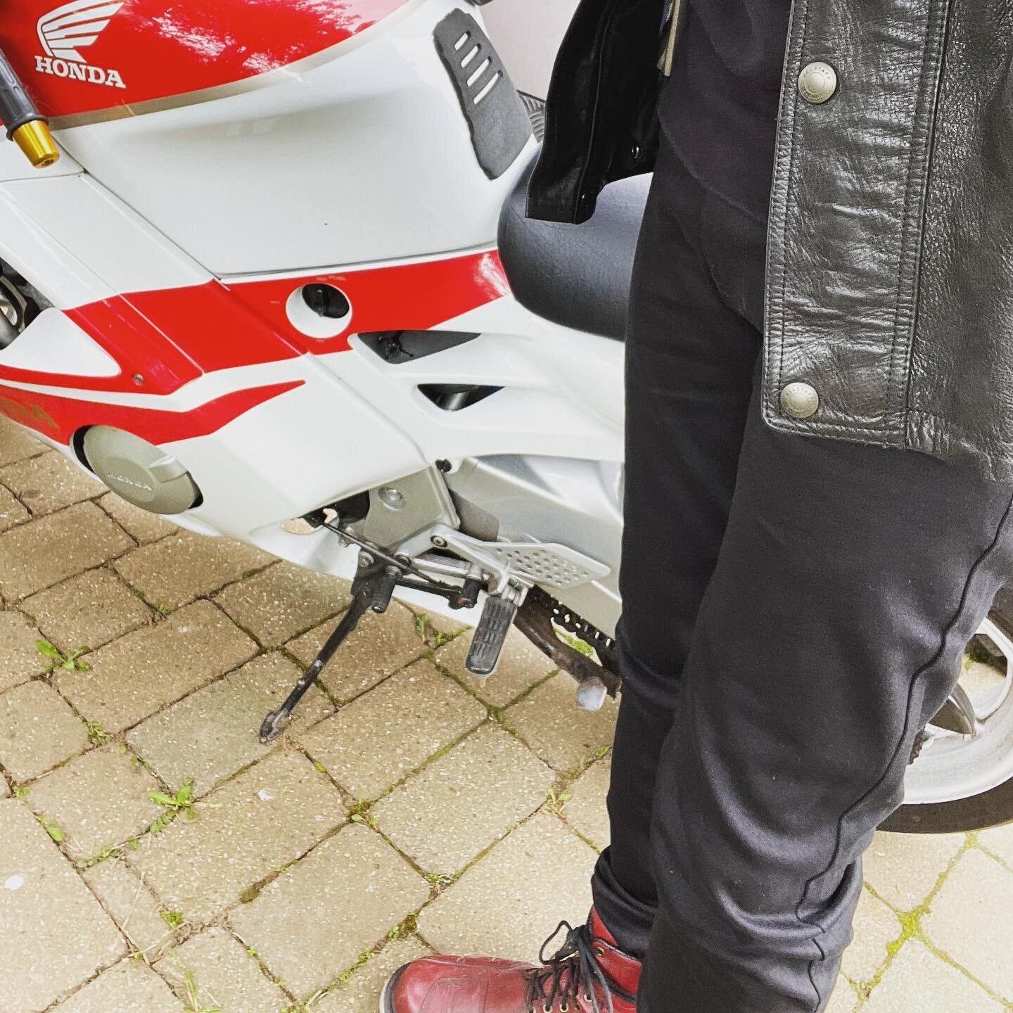 Loving my new @bikeshedmotoco black jeans! They go great with all my black gear and the&hellip; red and mostly white vintage sports bike! Best thing about the jeans is my iPhone pro max xl uber grande fits in the pocket!! 

#motorcycle #fashion #blac