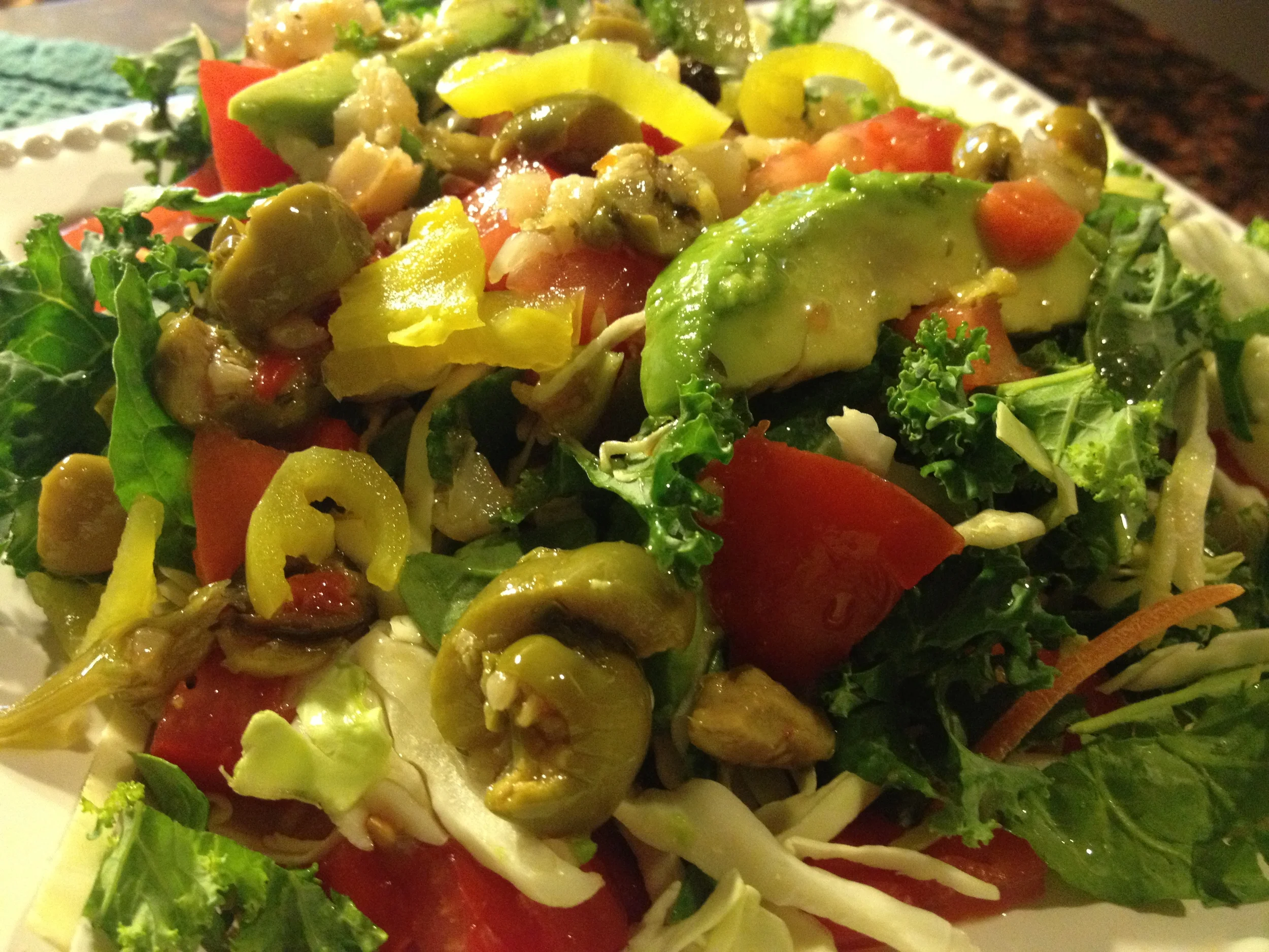Salad with Olives/Peppercorni/Tomatoes/Avocados