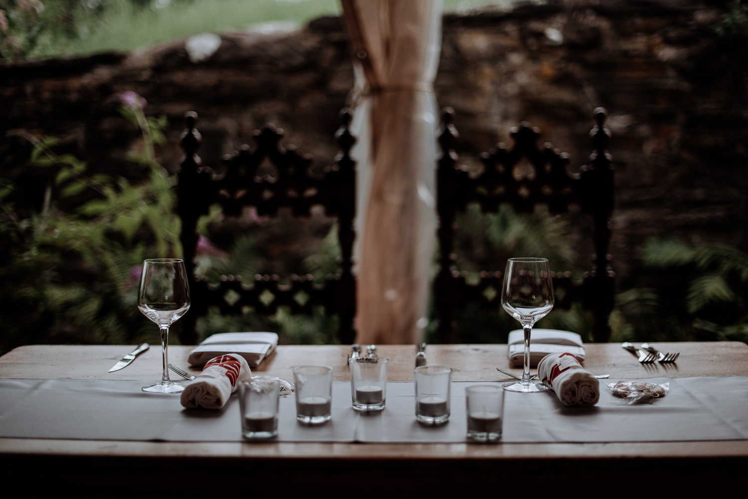 sweetheart table at red maple vineyard