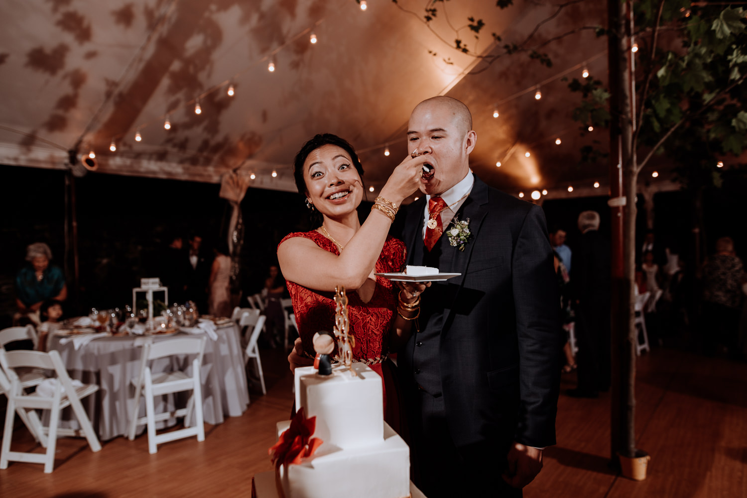 cake cutting at red maple wedding