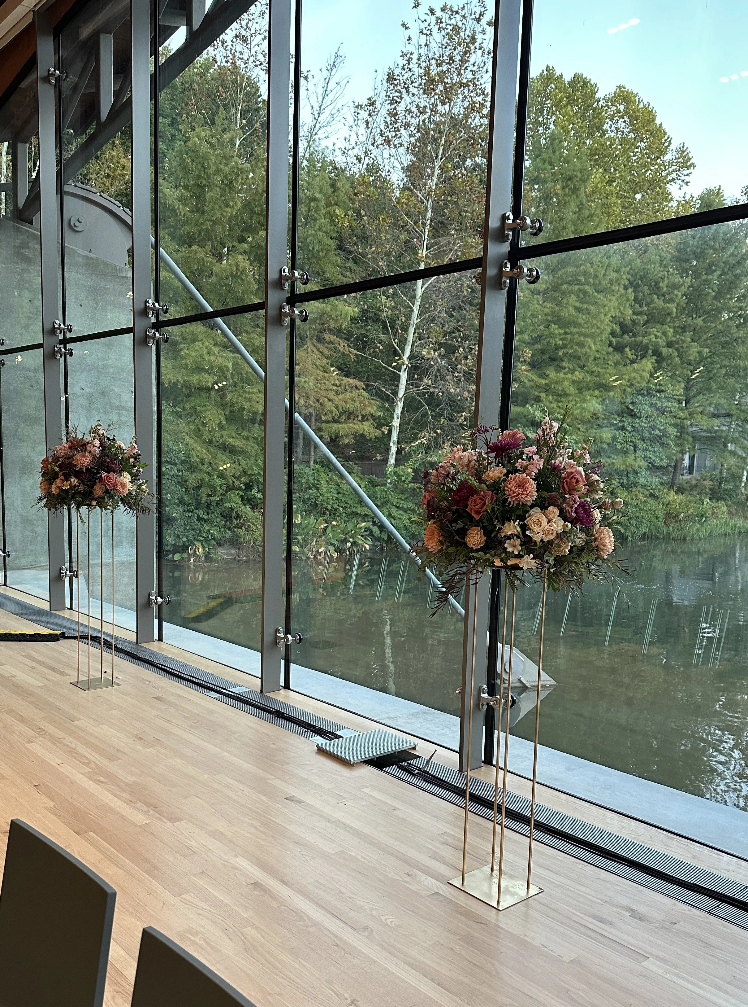 rose of sharon floral design studio corporate event flowers crystal bridges university of arkansas conference arrangements and centerpieces with peach and plum flowers harlow stand designs lush full