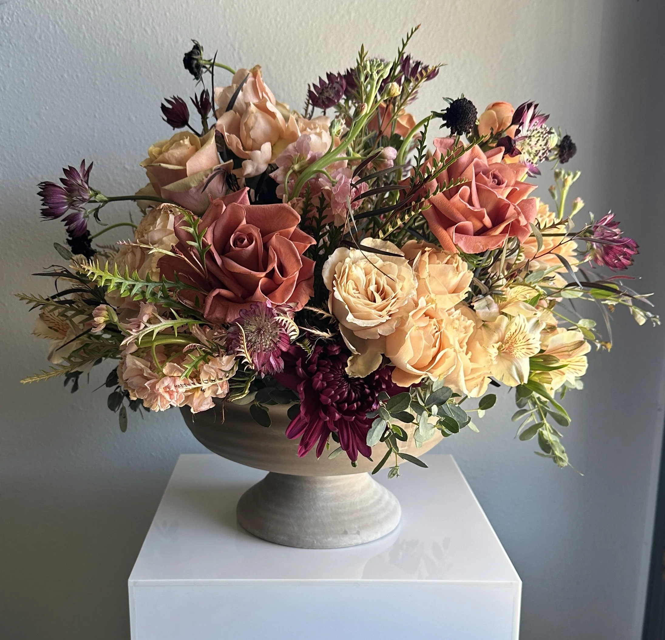 rose of sharon floral design studio corporate event flowers crystal bridges university of arkansas conference arrangements and centerpieces with peach and plum flowers