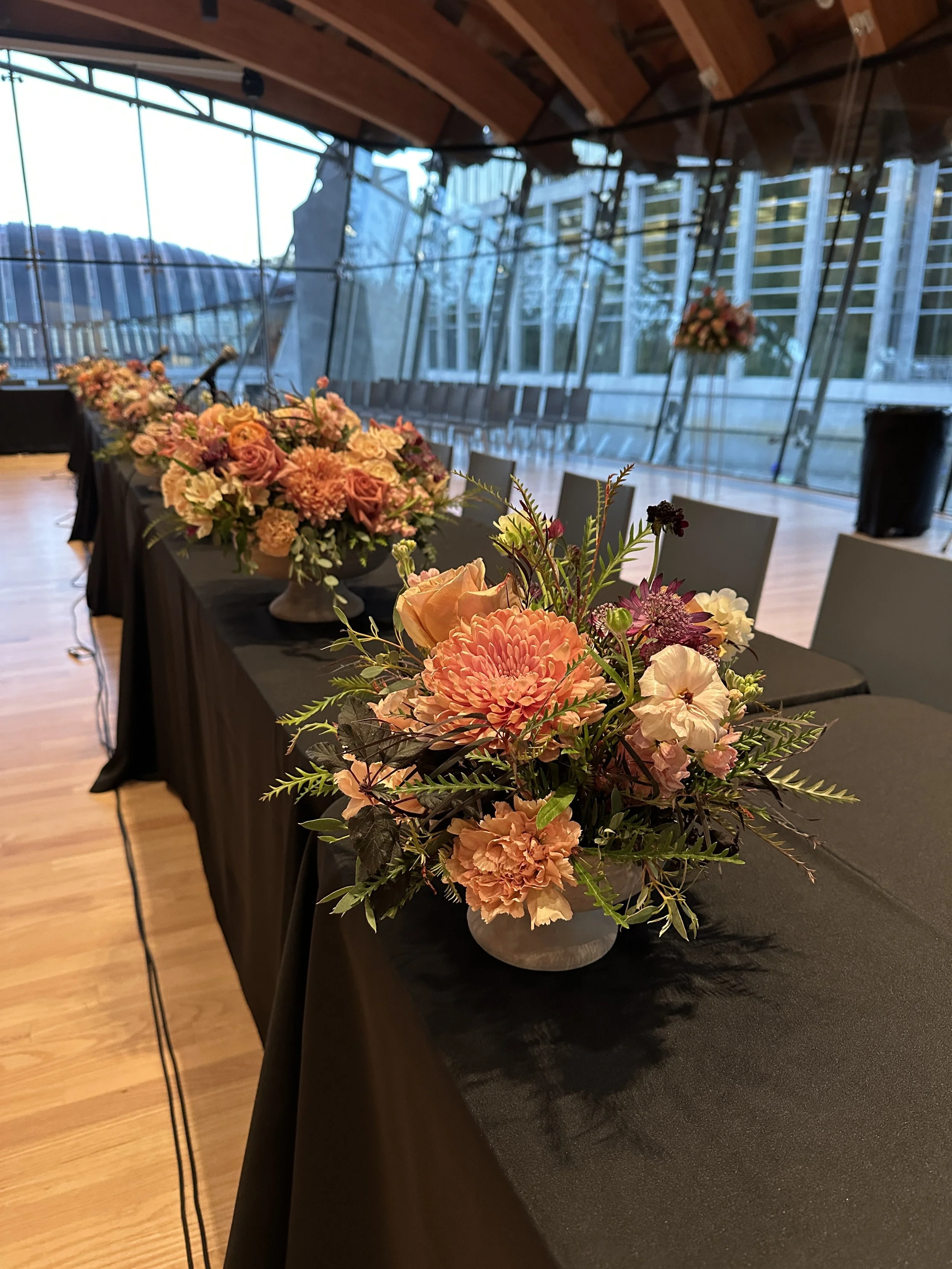rose of sharon floral design studio corporate event flowers crystal bridges university of arkansas conference arrangements and centerpieces with peach and plum flowers
