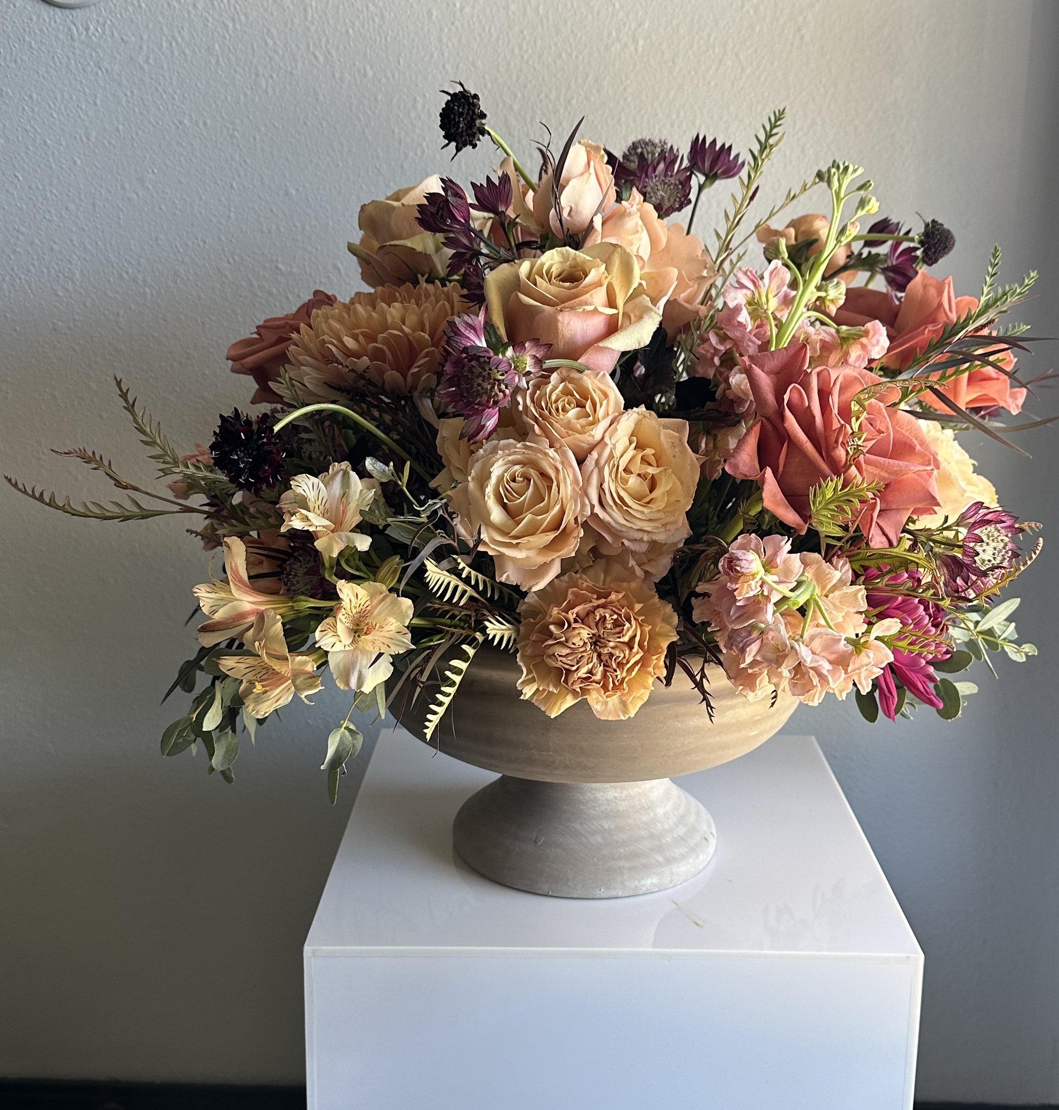 rose of sharon floral design studio corporate event flowers crystal bridges university of arkansas conference arrangements and centerpieces with peach and plum flowers