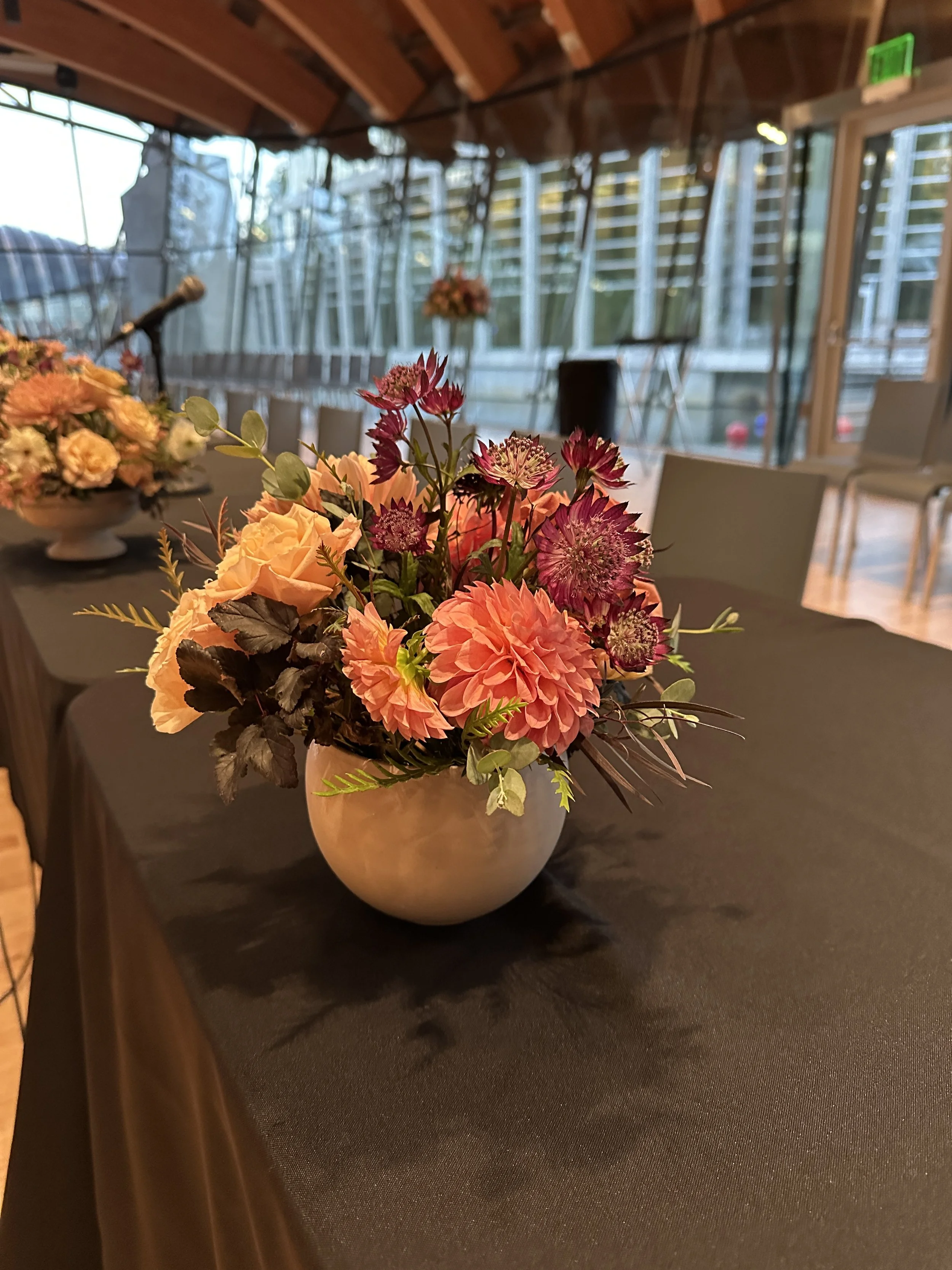 rose of sharon floral design studio corporate event flowers crystal bridges university of arkansas conference arrangements and centerpieces with peach and plum flowers