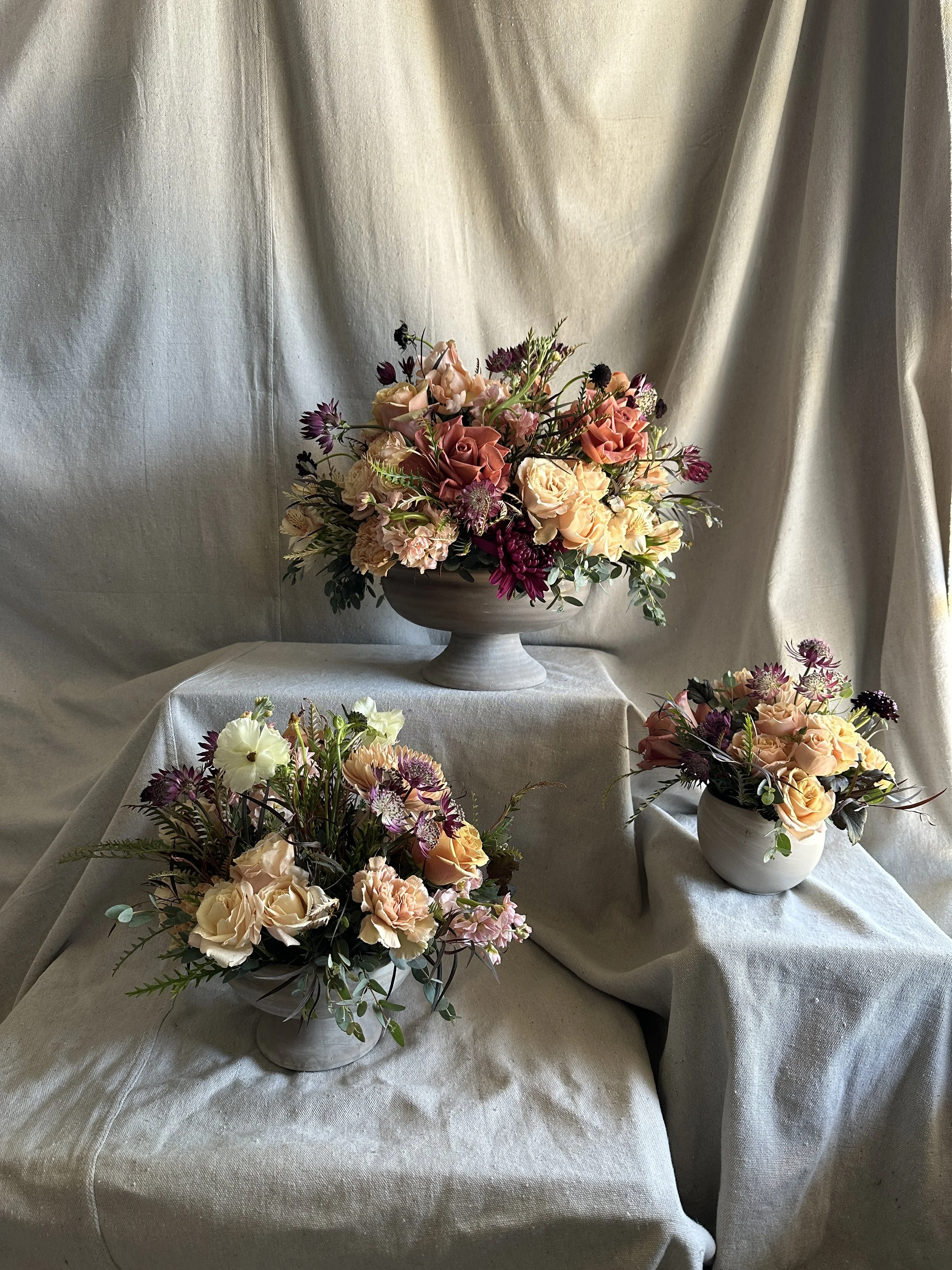 rose of sharon floral design studio corporate event flowers crystal bridges university of arkansas conference arrangements and centerpieces with peach and plum flowers