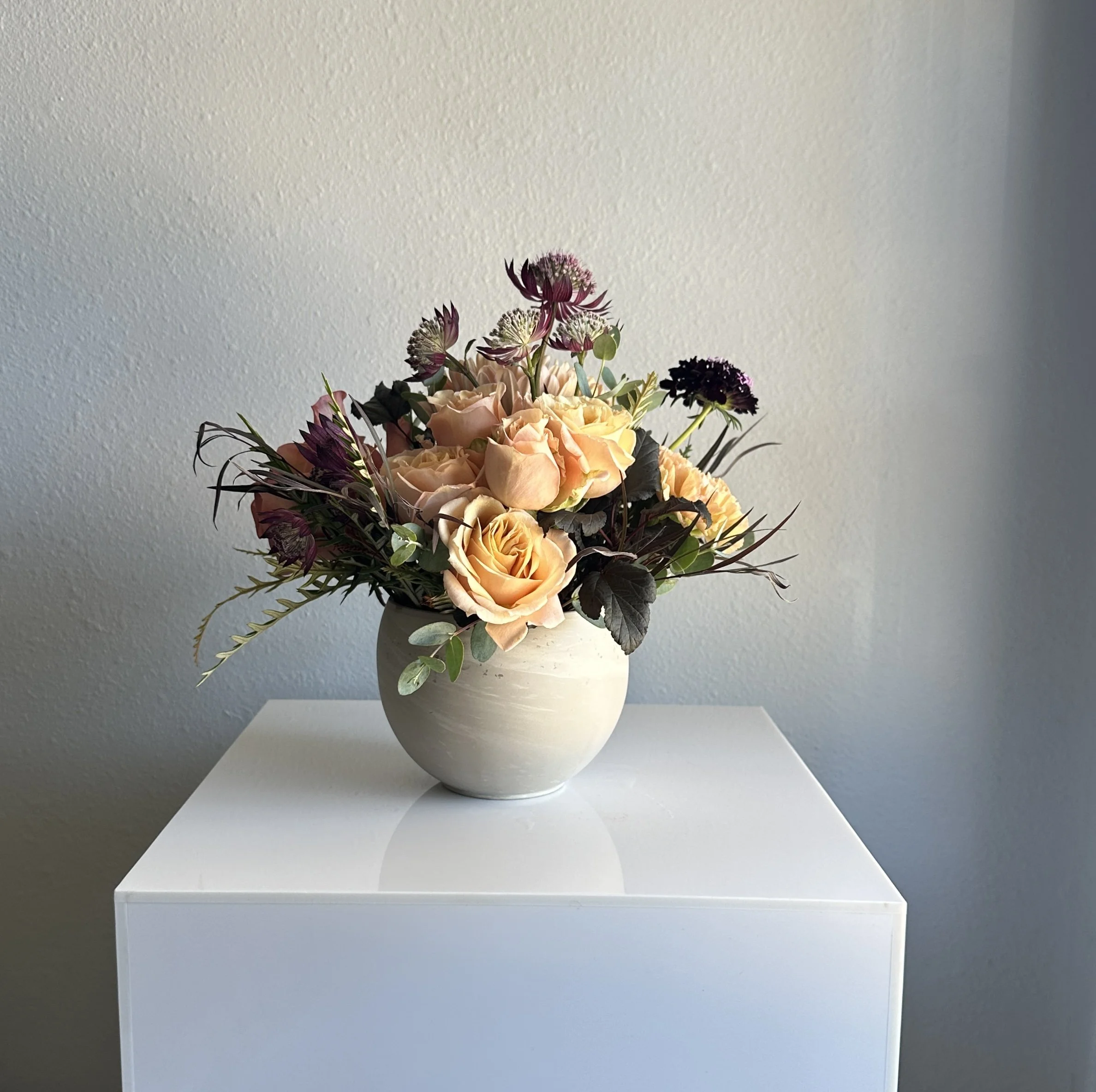 rose of sharon floral design studio corporate event flowers crystal bridges university of arkansas conference arrangements and centerpieces with peach and plum flowers