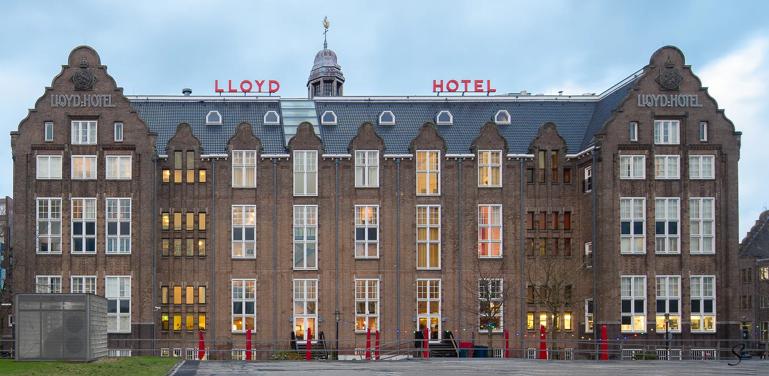 Lloyd - Suzan Baars- Monumentaal 2018 feb -print- 01-web- logo.jpg