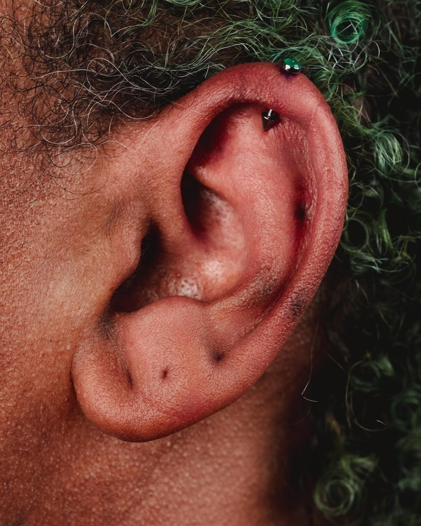 I⛓️&zwj;💥
 
CAN&rsquo;T HIDE 
 
A more uncommon piercing that comes through the shop but is loads of fun to see and pick jewelry for is a vertical helix! Tanner performed this one for Teresa with a threaded green onyx cab on top and a spike on the b