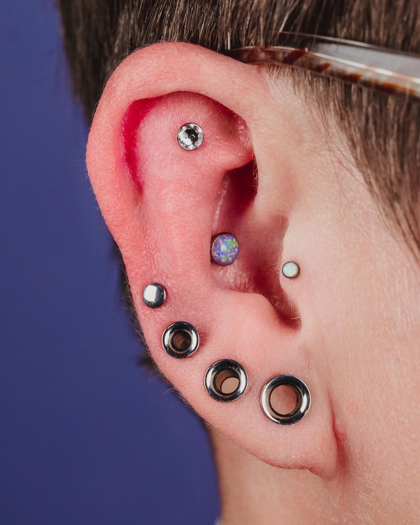 FELL ALL☄️
 
HEARTS COLLAPSE
 
William got to add some more titanium to Stacey&rsquo;s ear to match the eyelets in all her stretched lobes! A gem in the flat and a classic disk in the mid helix to make a cool size gradient going up the ear! 👻⛓️&zwj;