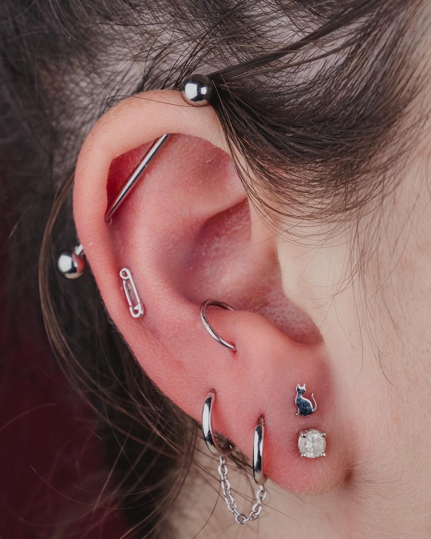 I LOOK🪞
 
IN THE MIRROR
 
Halen has such a cool collection of white gold and steel jewelry, and we got to add to it with a Juni-Purr end to make for an adorable pair of matching stacked lobes, as well as a Serpent end in the conch! Both piercings pe